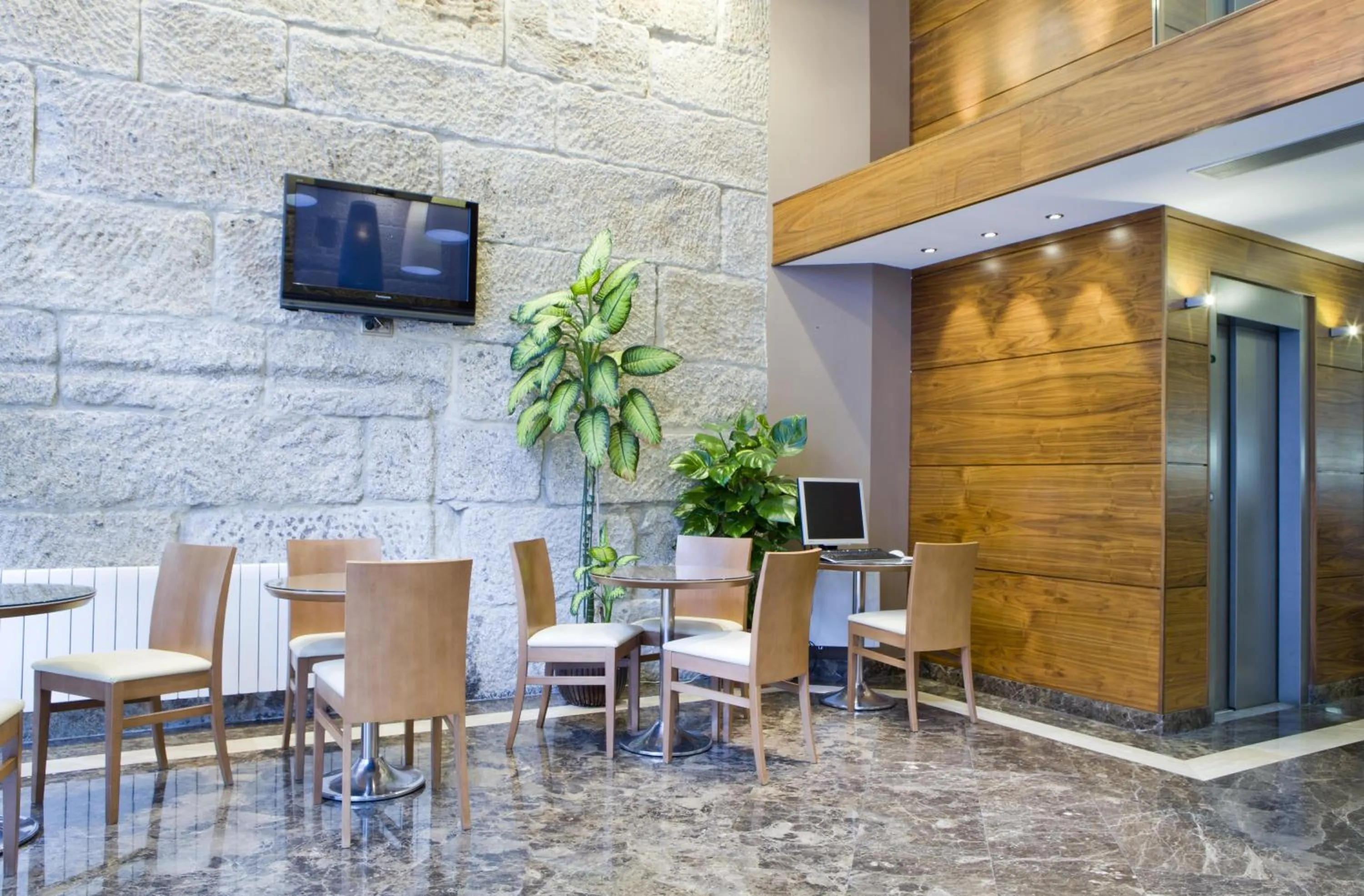 Communal lounge/ TV room in Hotel Arsus