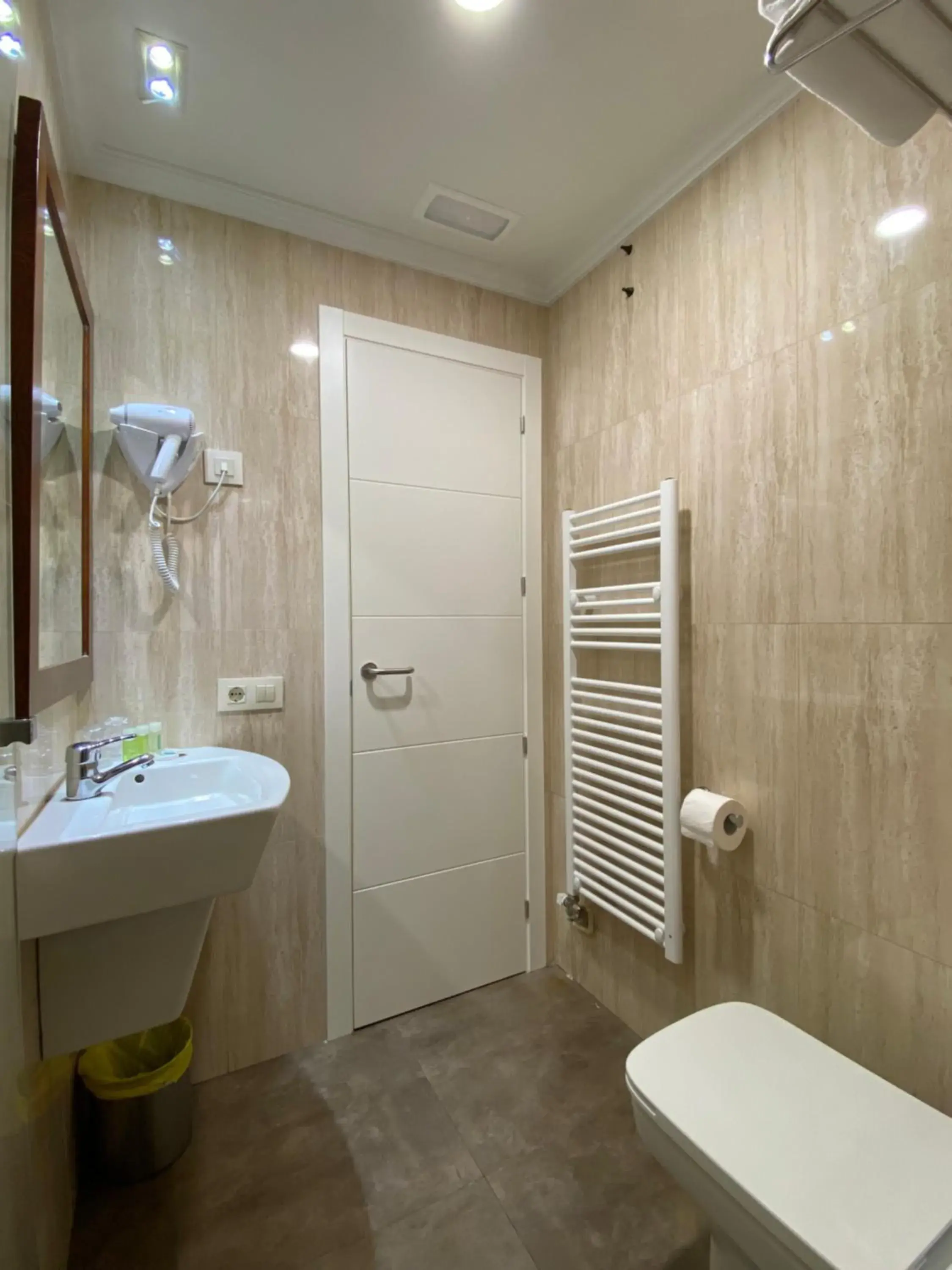 Bathroom in Hotel Arsus Bathroom in Hotel Arsus
