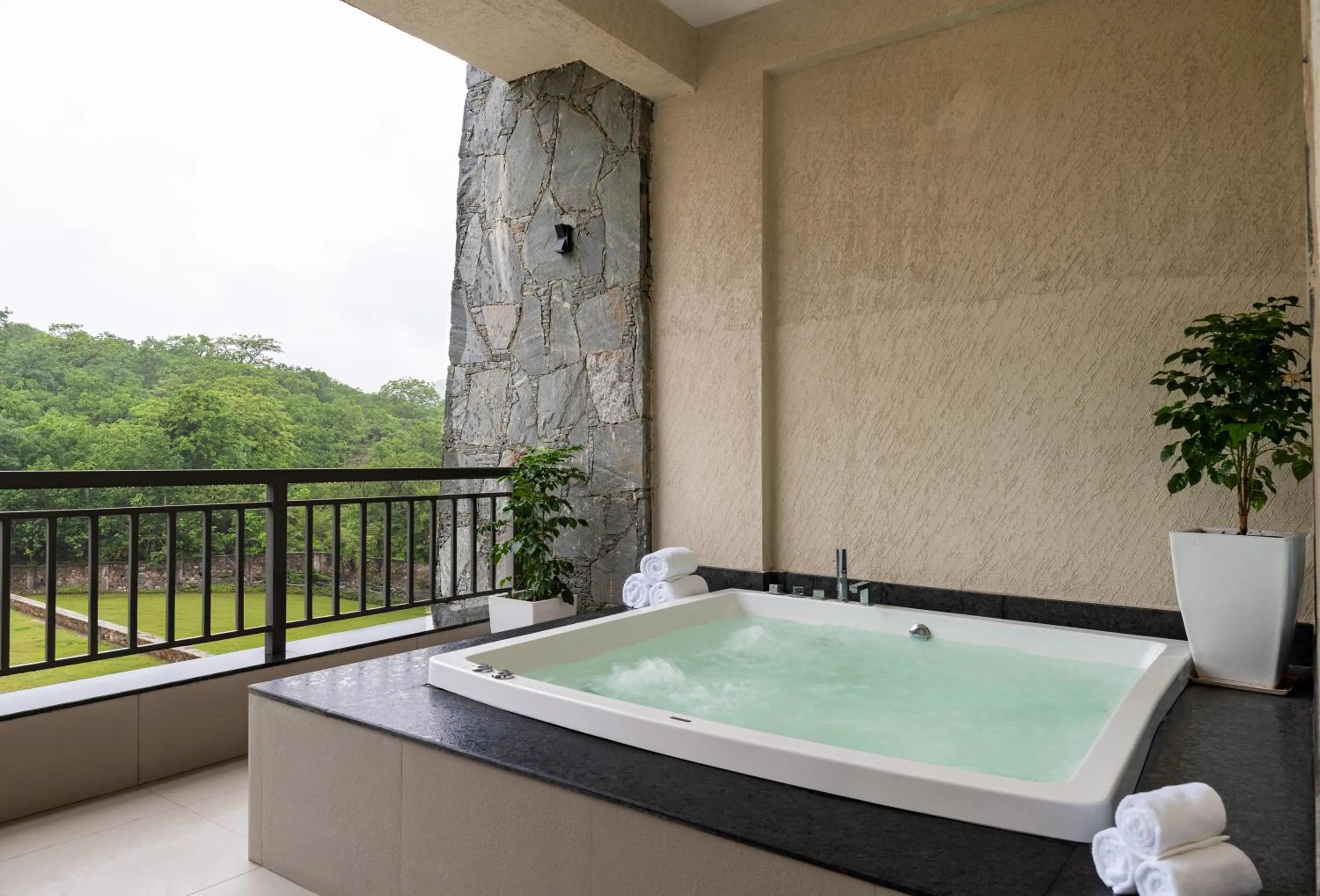 Open Air Bath in Namoka The Fort Resort, Kumbhalgarh