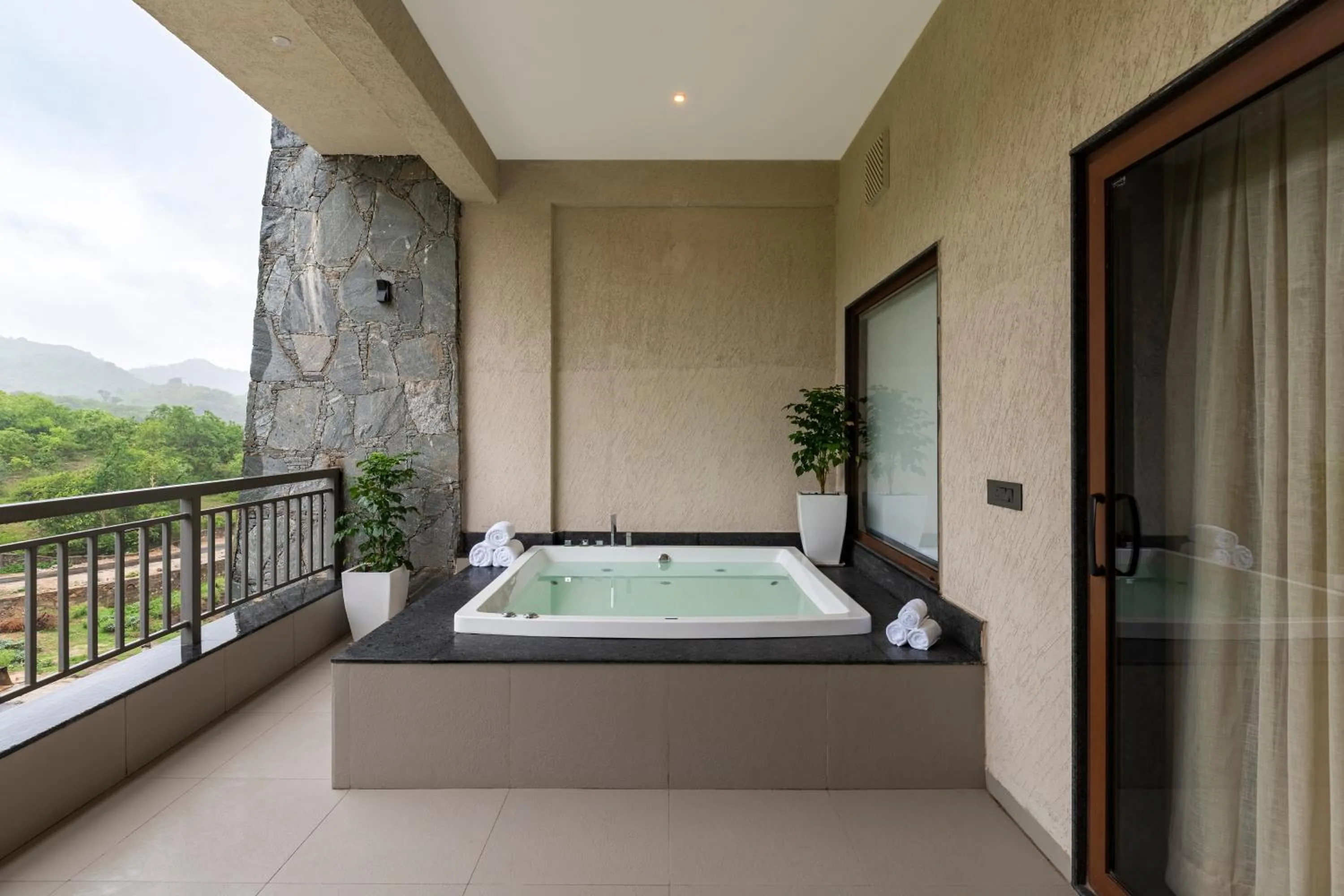 Open Air Bath in Namoka The Fort Resort, Kumbhalgarh