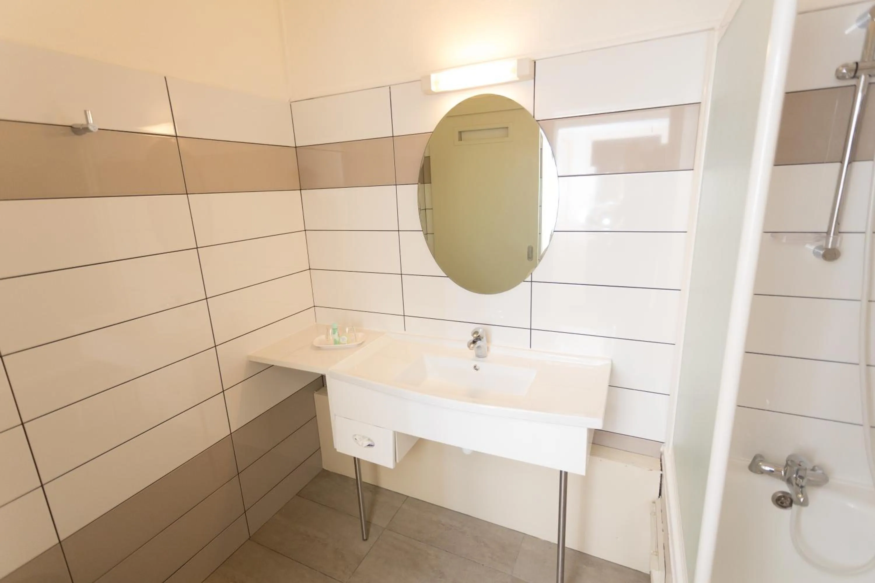 Bathroom in Hotel Austral by Exsel