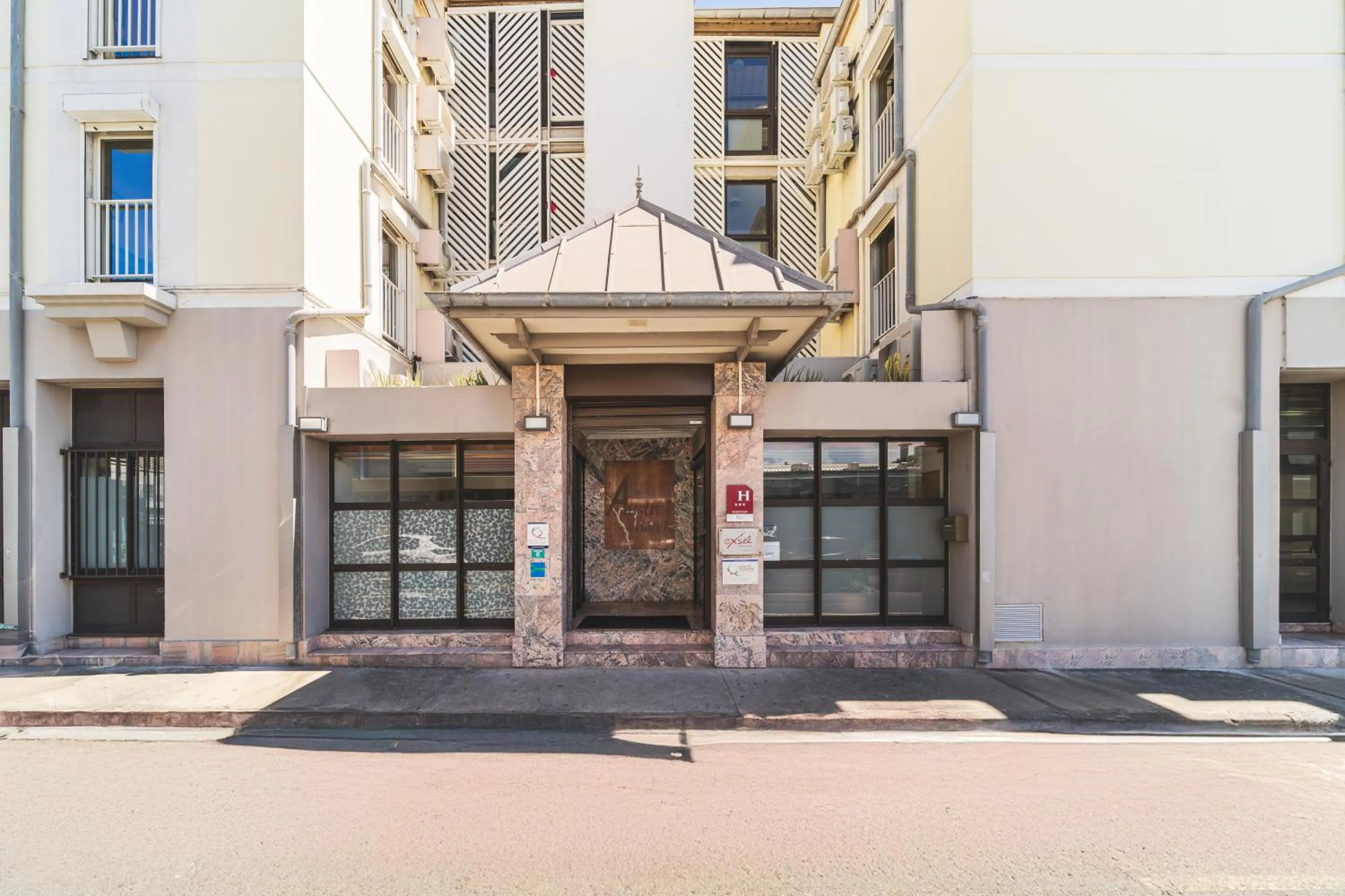 Facade/entrance in Hotel Austral by Exsel