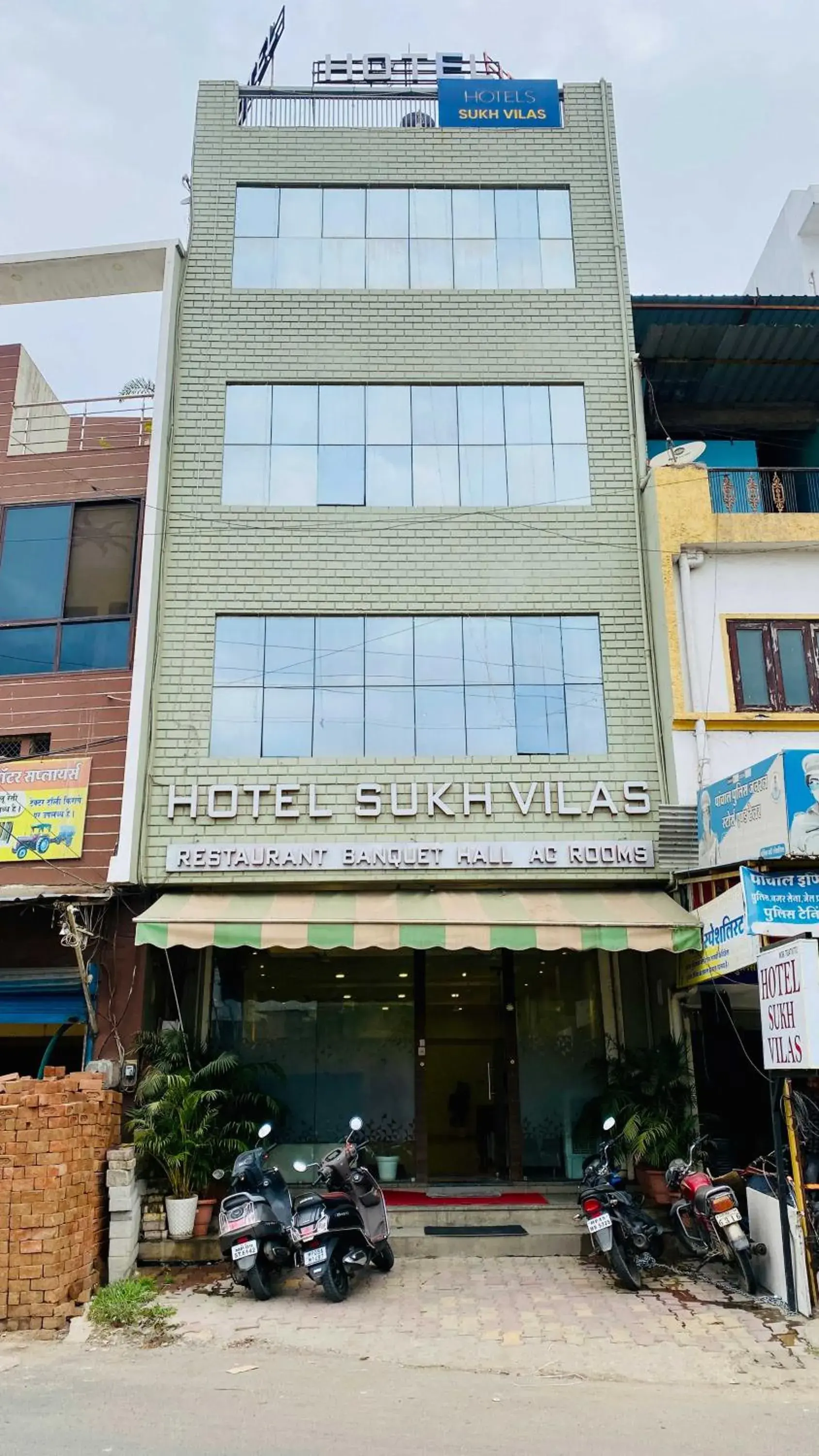 Property building in Hotel Sukh Vilas Property building in Hotel Sukh Vilas