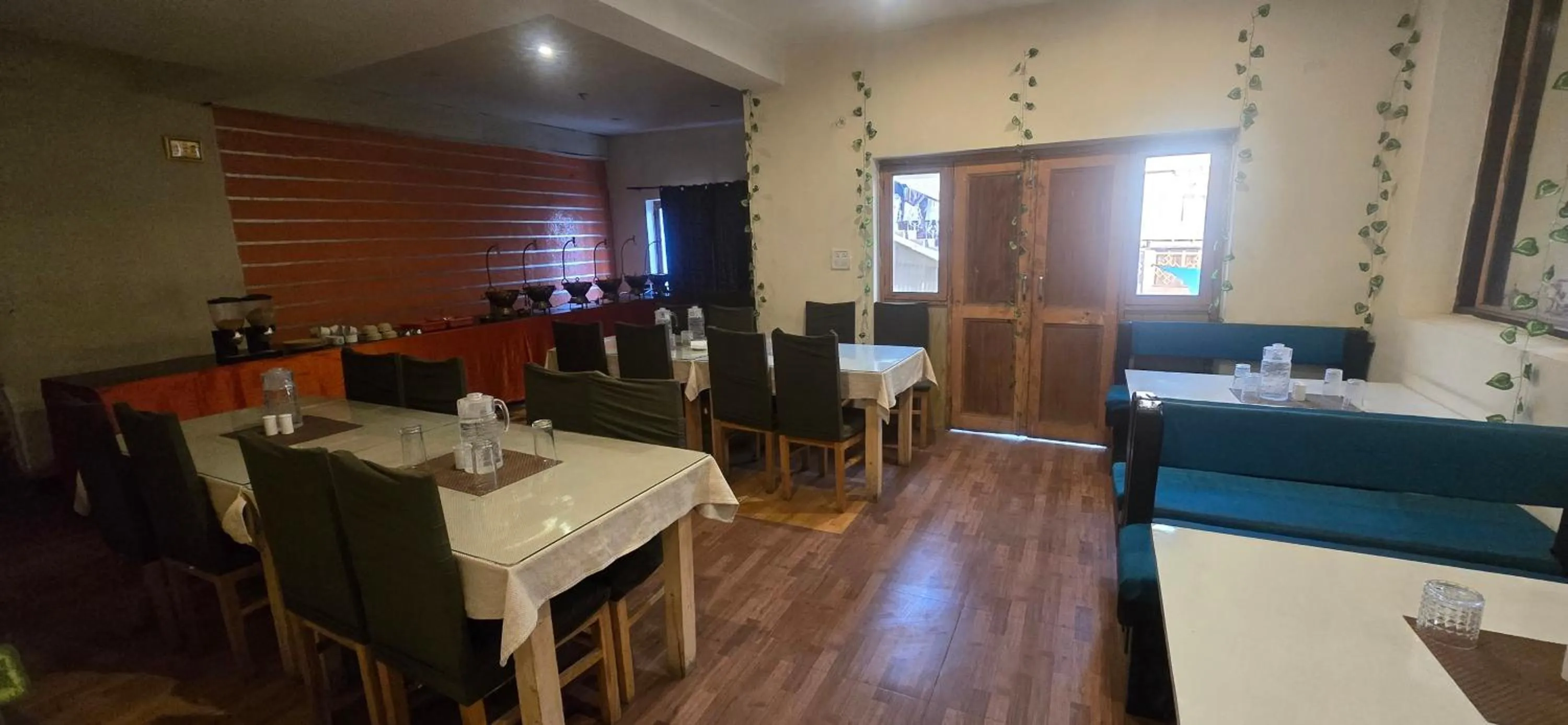 Restaurant/places to eat in The White Yak Hotel