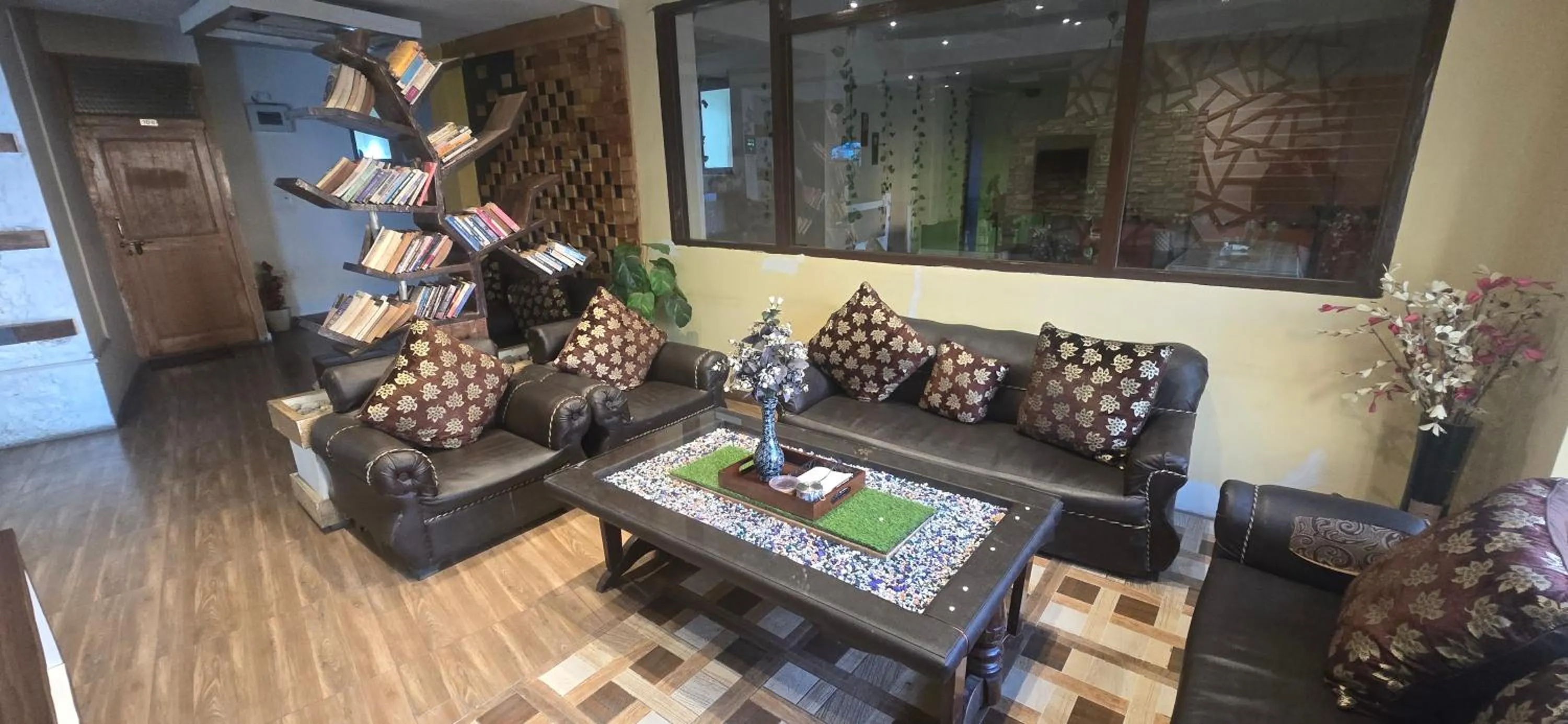 Restaurant/places to eat in The White Yak Hotel