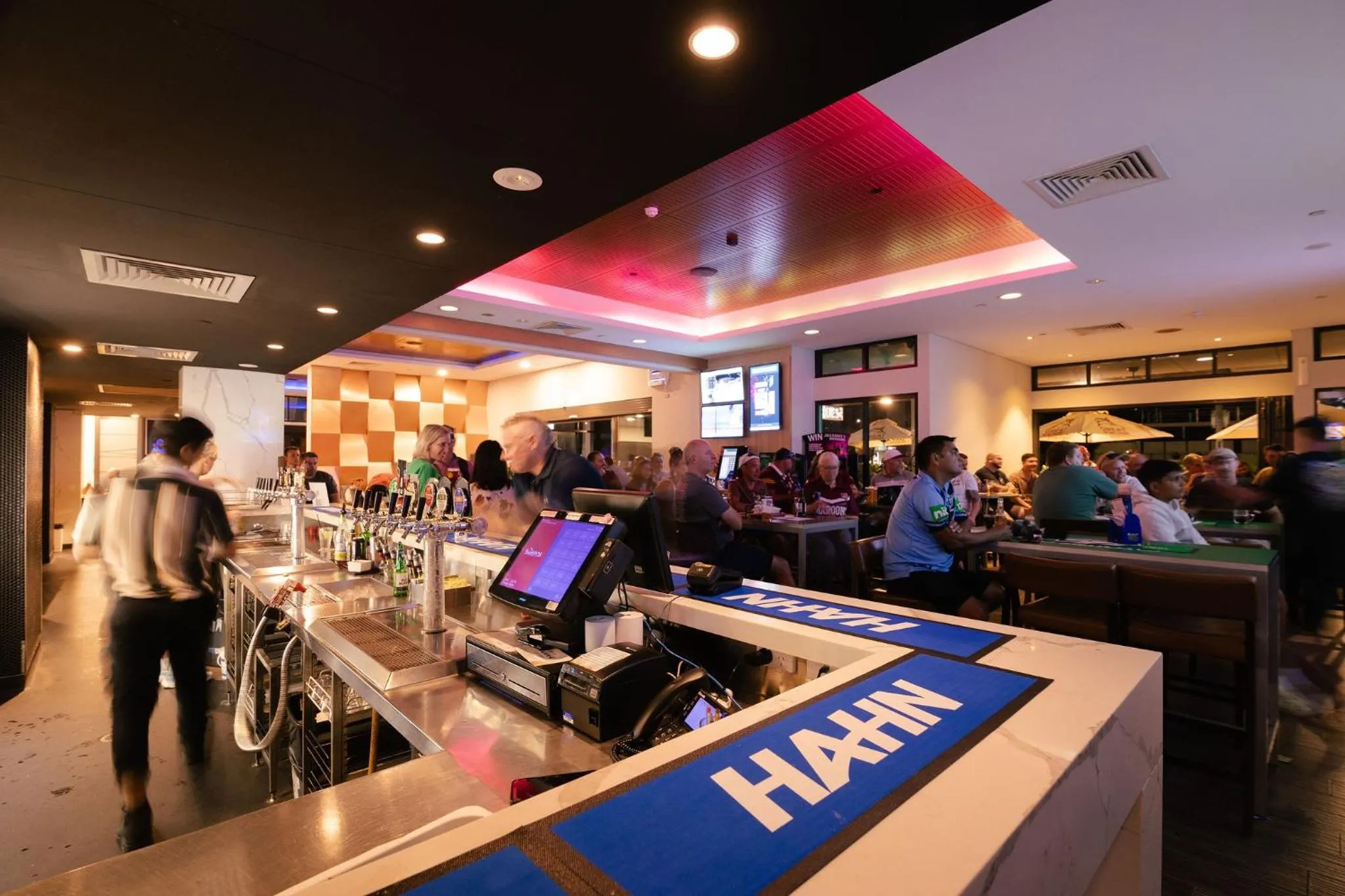 Restaurant/places to eat in H on Mitchell Apartment Hotel