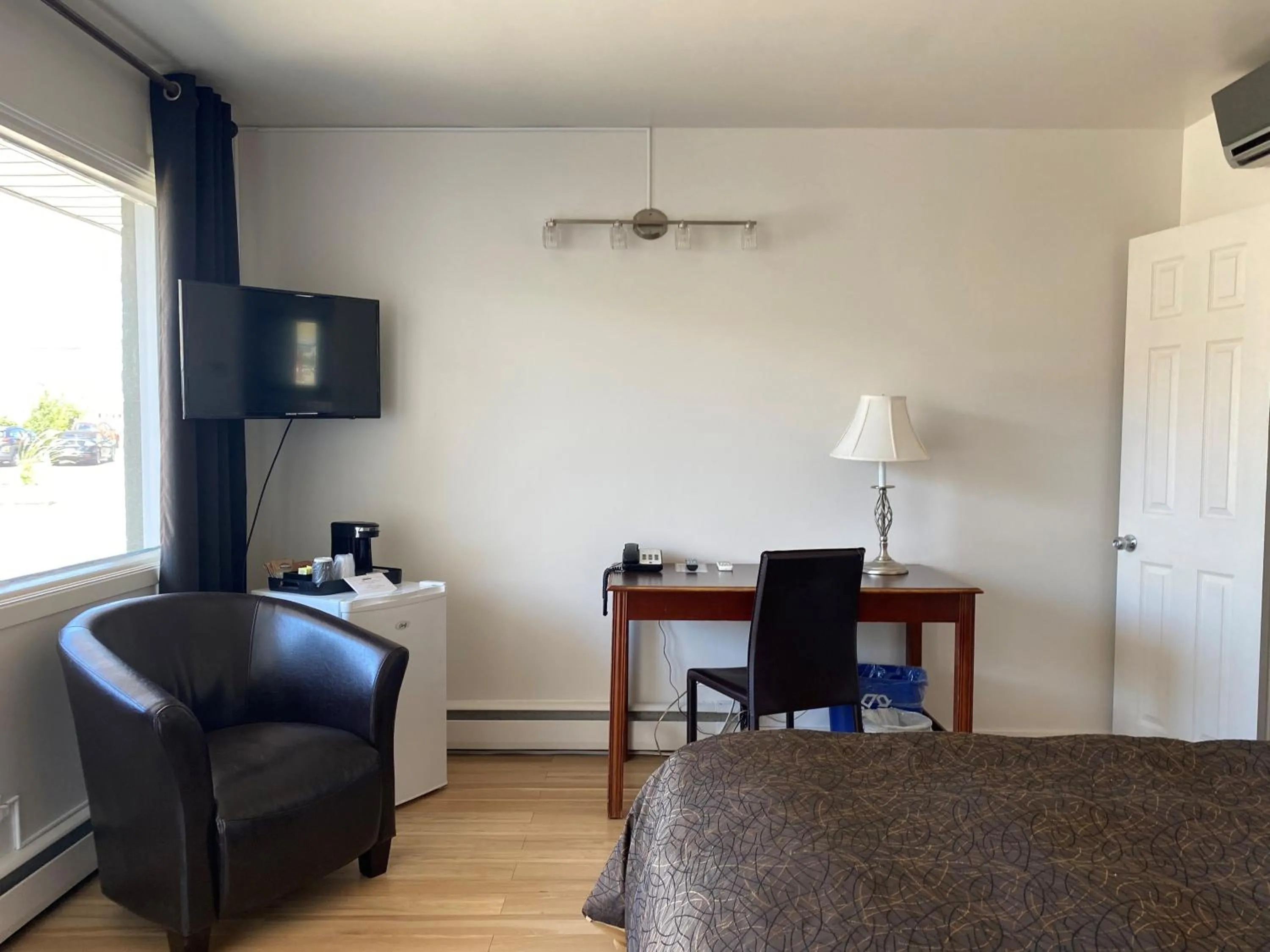 Photo of the whole room, Bed in Motel Centre-Ville