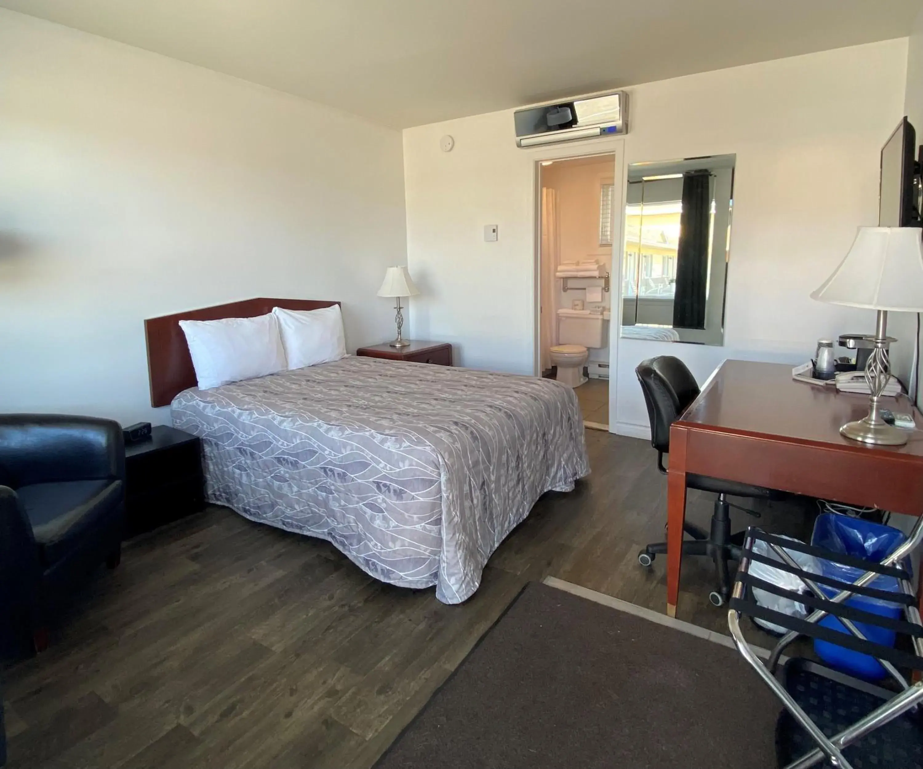 Double Room - Pet-Friendly in Motel Centre-Ville Double Room - Pet-Friendly in Motel Centre-Ville