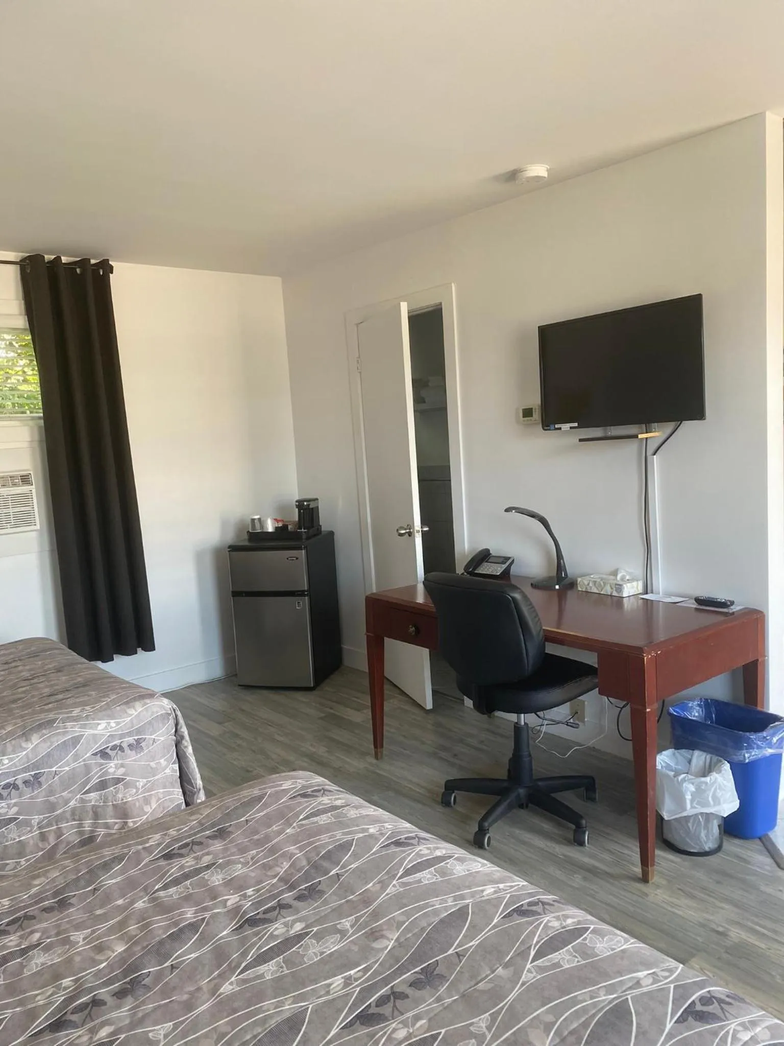 Photo of the whole room, Bed in Motel Centre-Ville