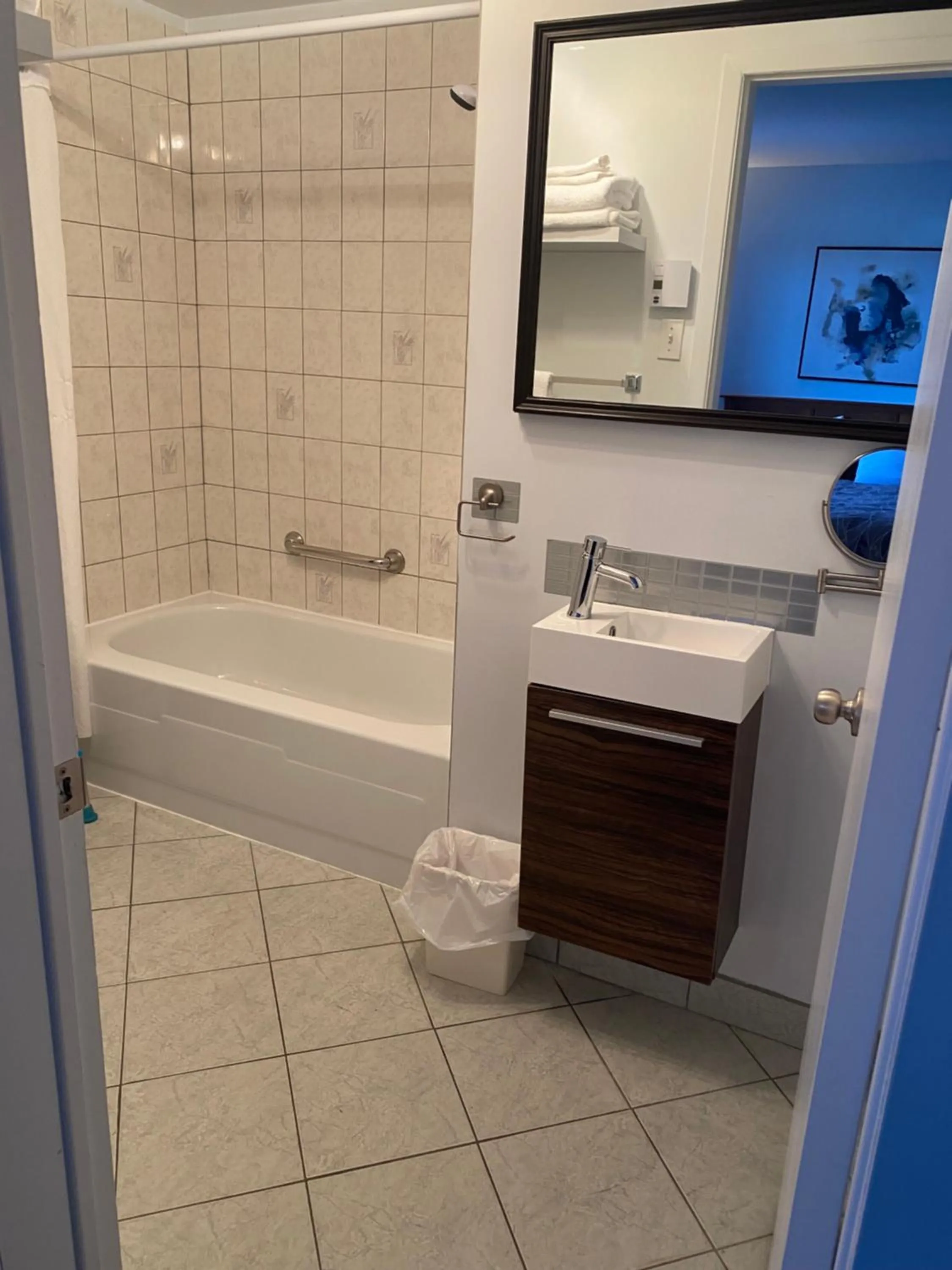 Bathroom in Motel Centre-Ville