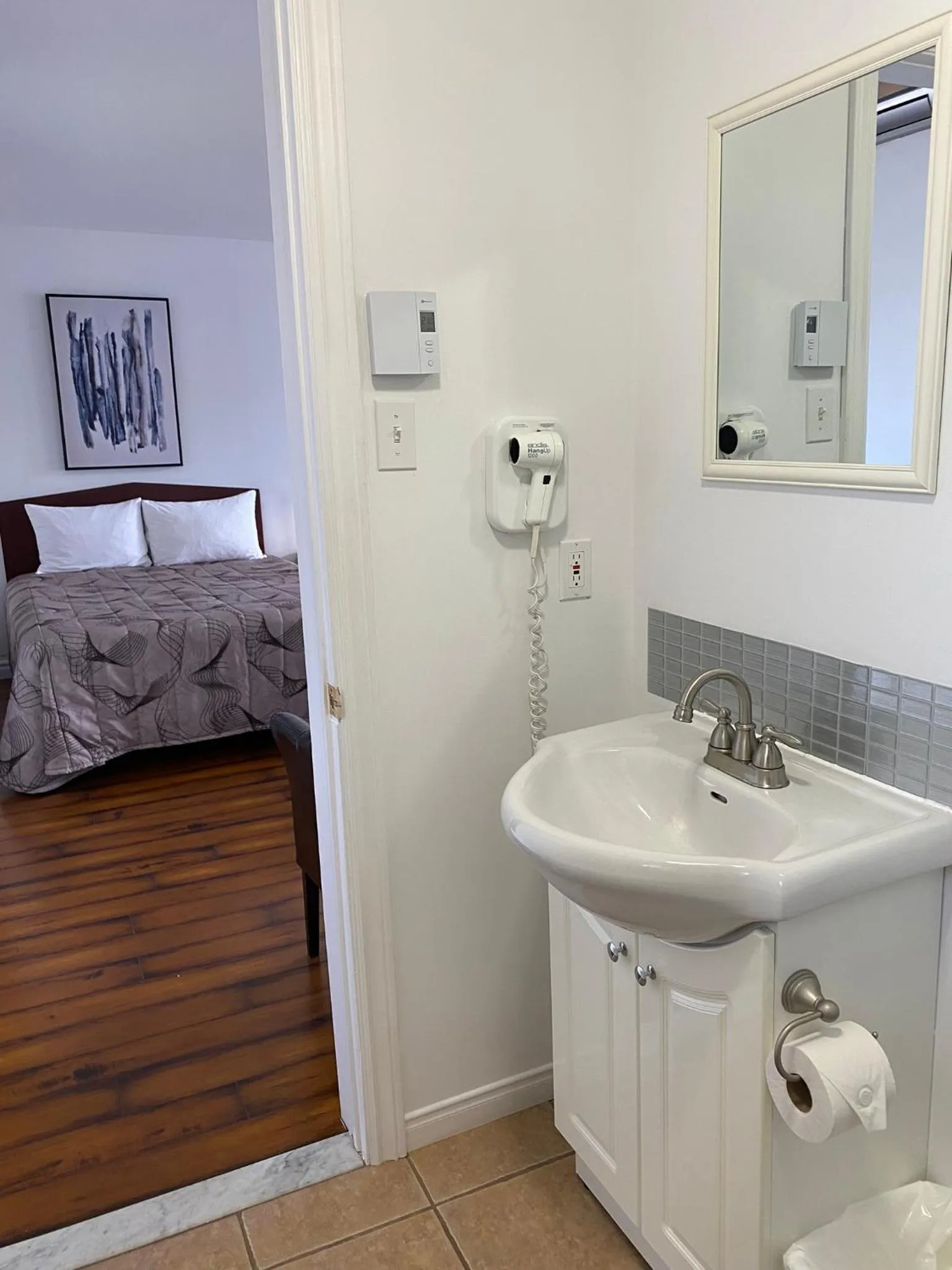 Bathroom, Bed in Motel Centre-Ville