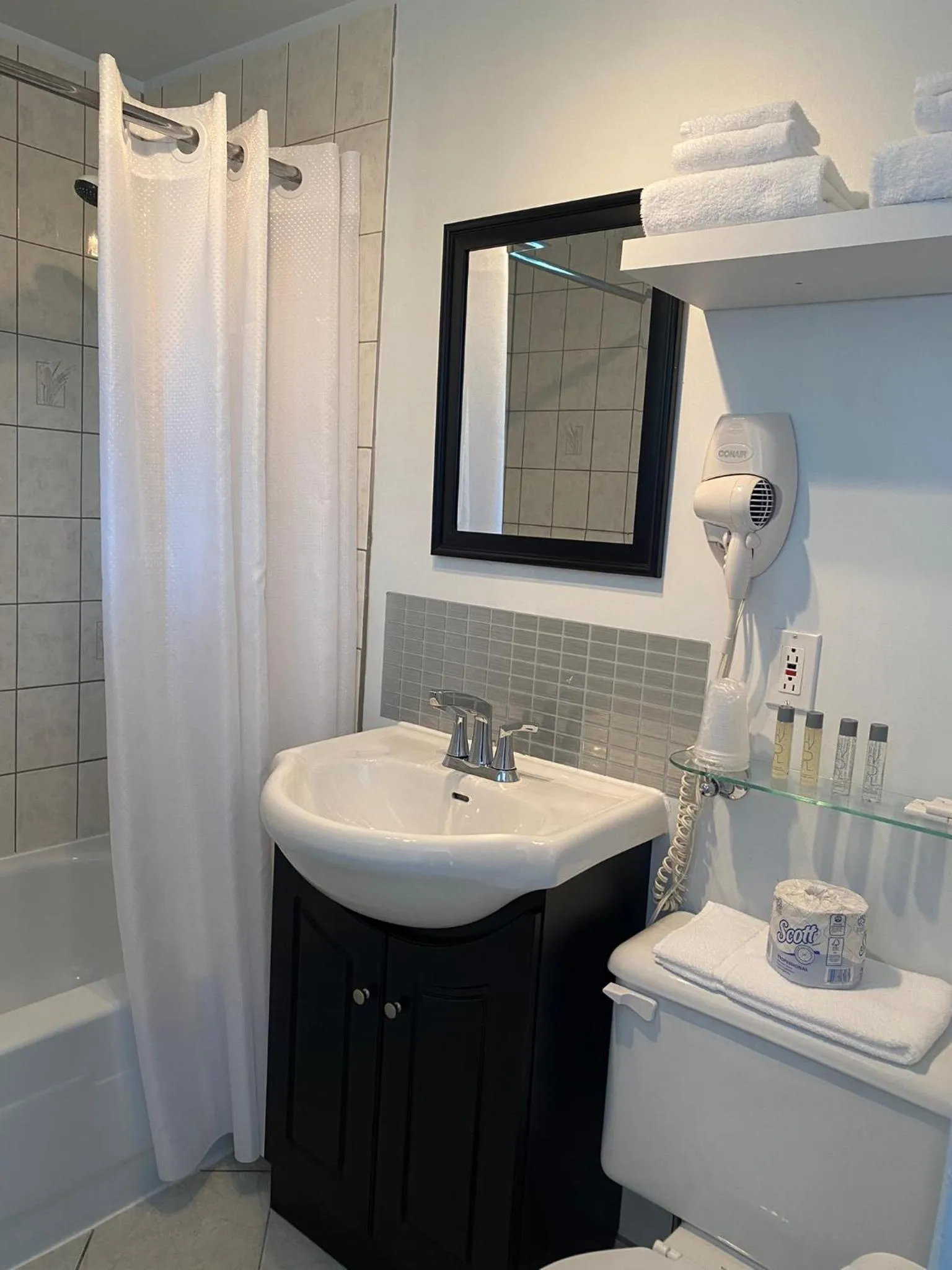 Bathroom in Motel Centre-Ville