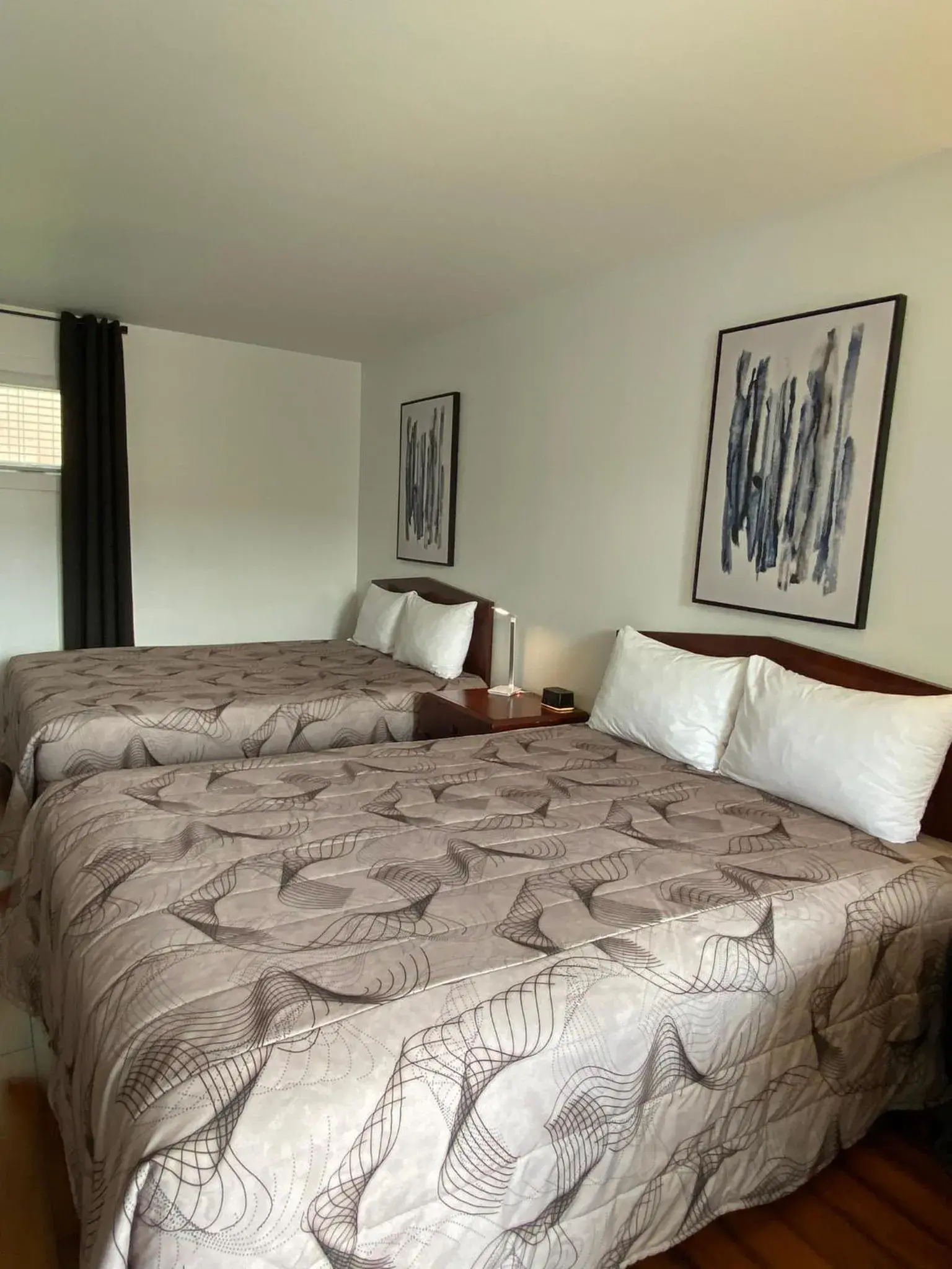 Standard Queen Room with Two Queen Beds - Pet-friendly in Motel Centre-Ville Standard Queen Room with Two Queen Beds - Pet-friendly in Motel Centre-Ville