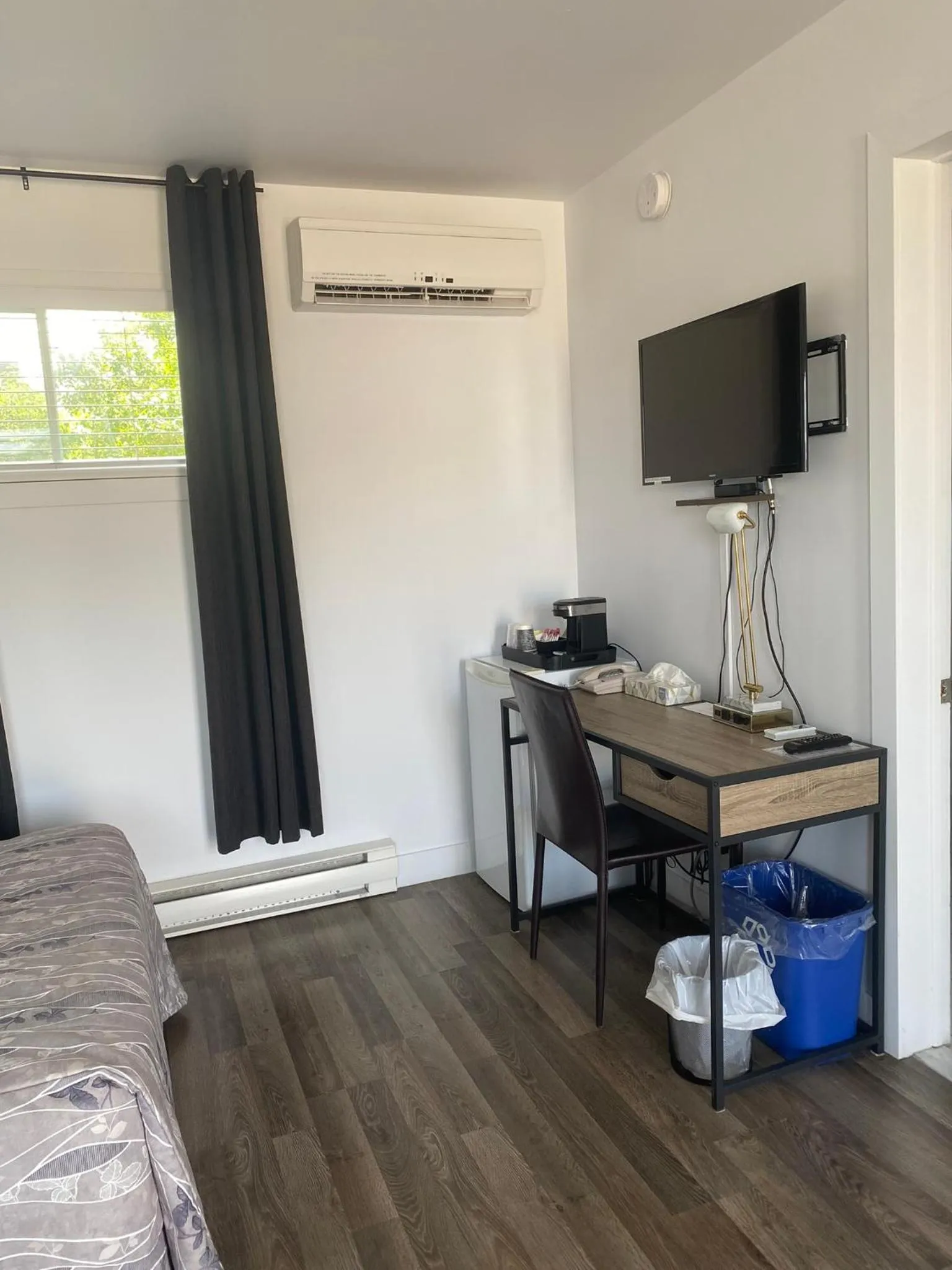 Seating area, Bed in Motel Centre-Ville