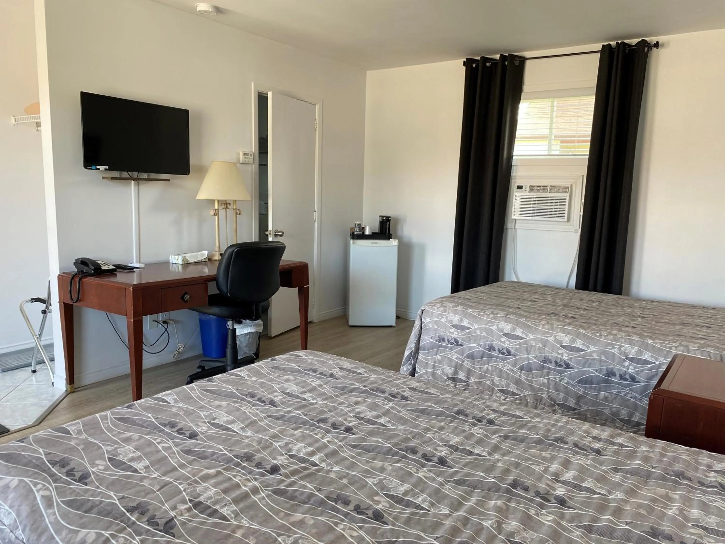 Photo of the whole room, Bed in Motel Centre-Ville