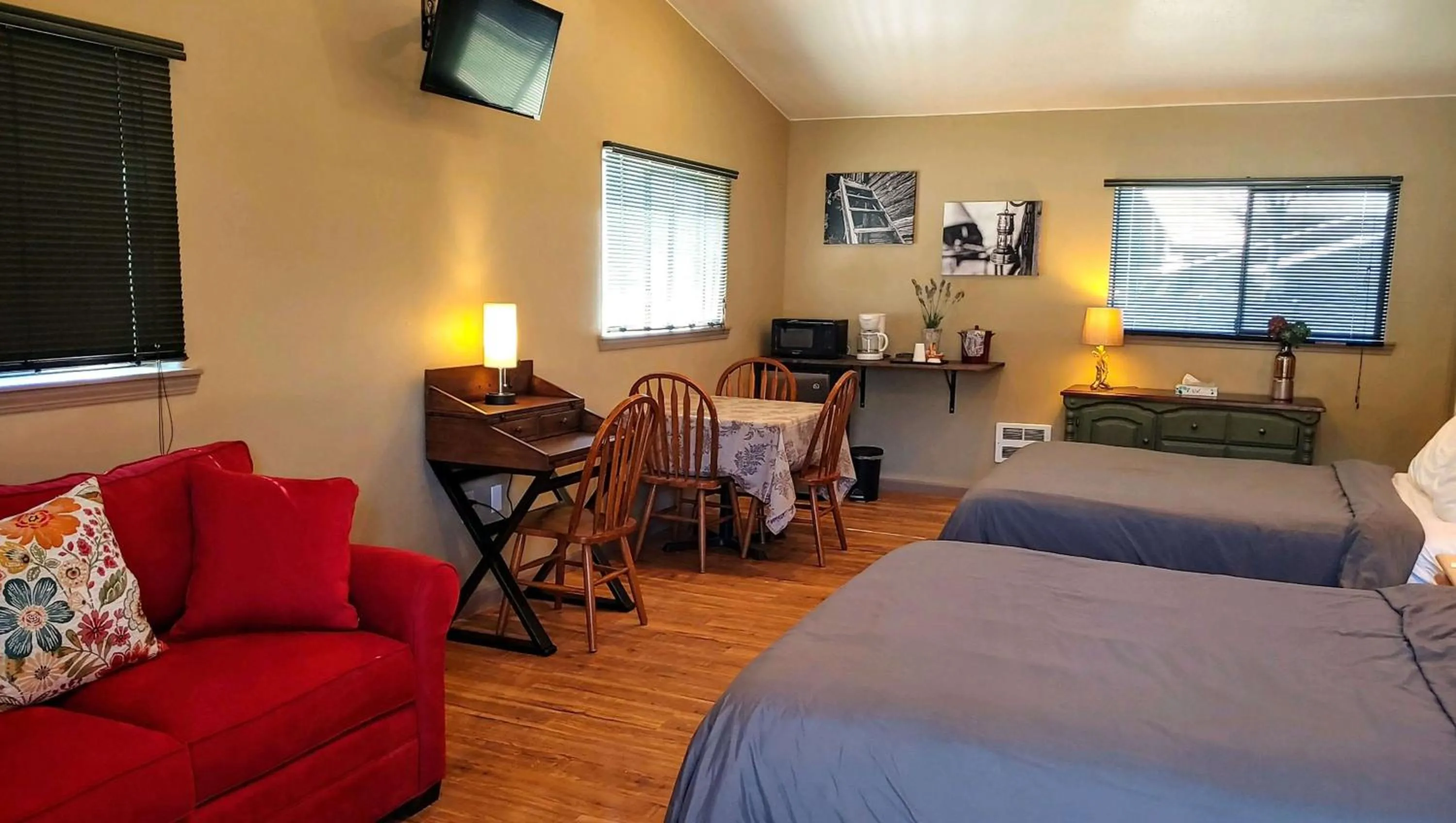 Photo of the whole room, Bed in Dodge Peak Lodge