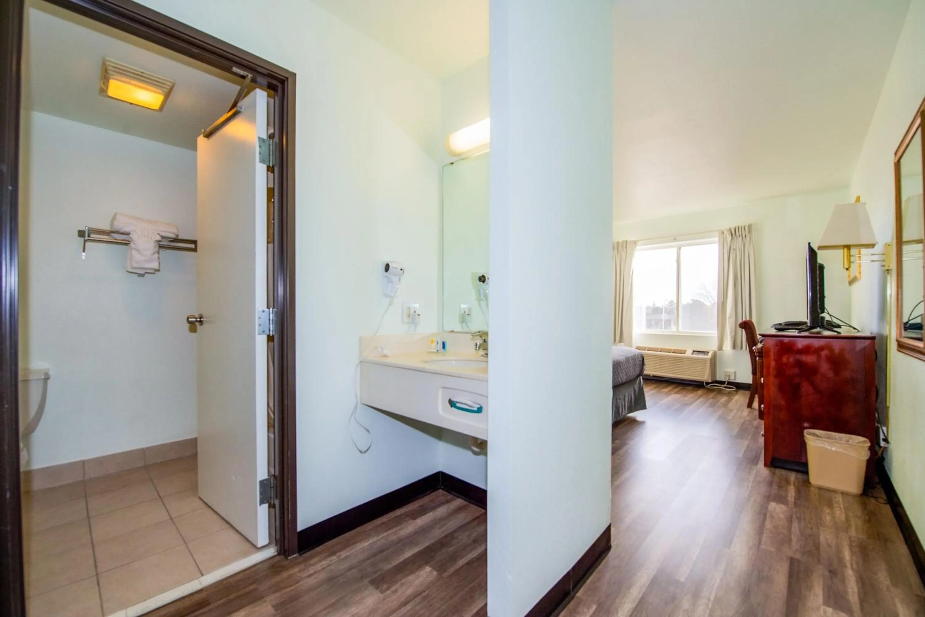 Bed in Rodeway Inn Central Colorado Springs