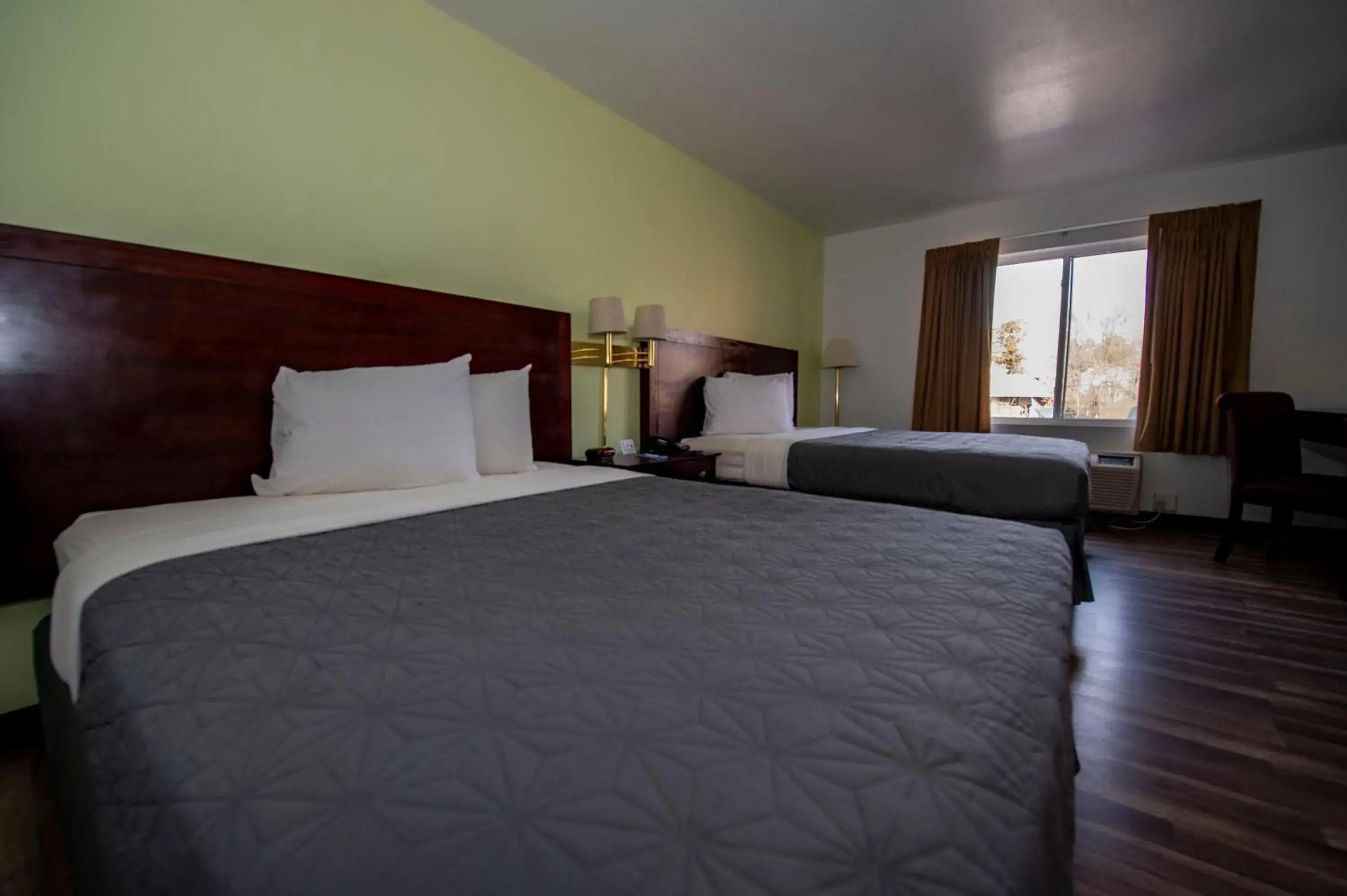 Bed in Rodeway Inn Central Colorado Springs Bed in Rodeway Inn Central Colorado Springs