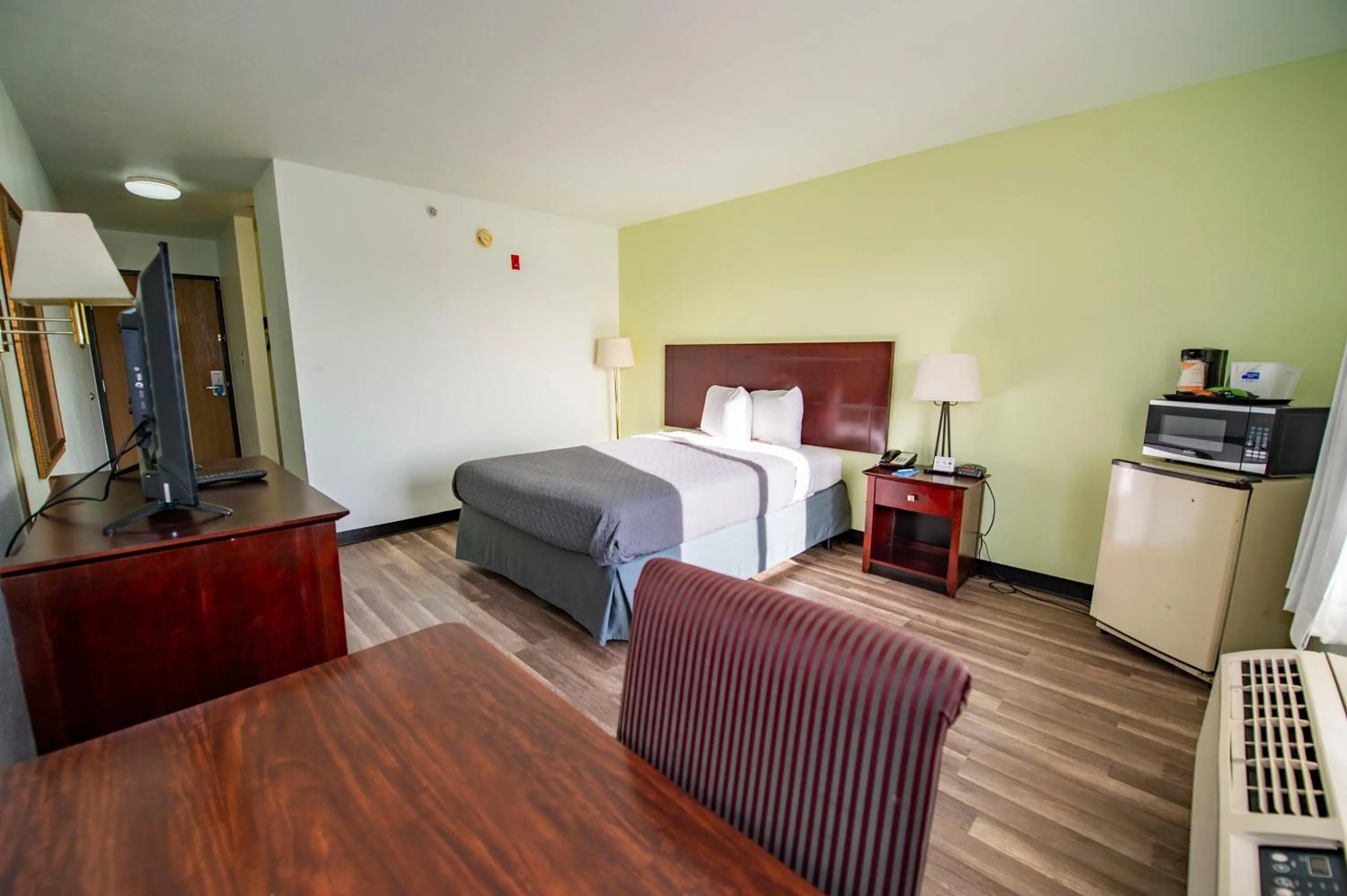 Photo of the whole room, Bed in Rodeway Inn Central Colorado Springs