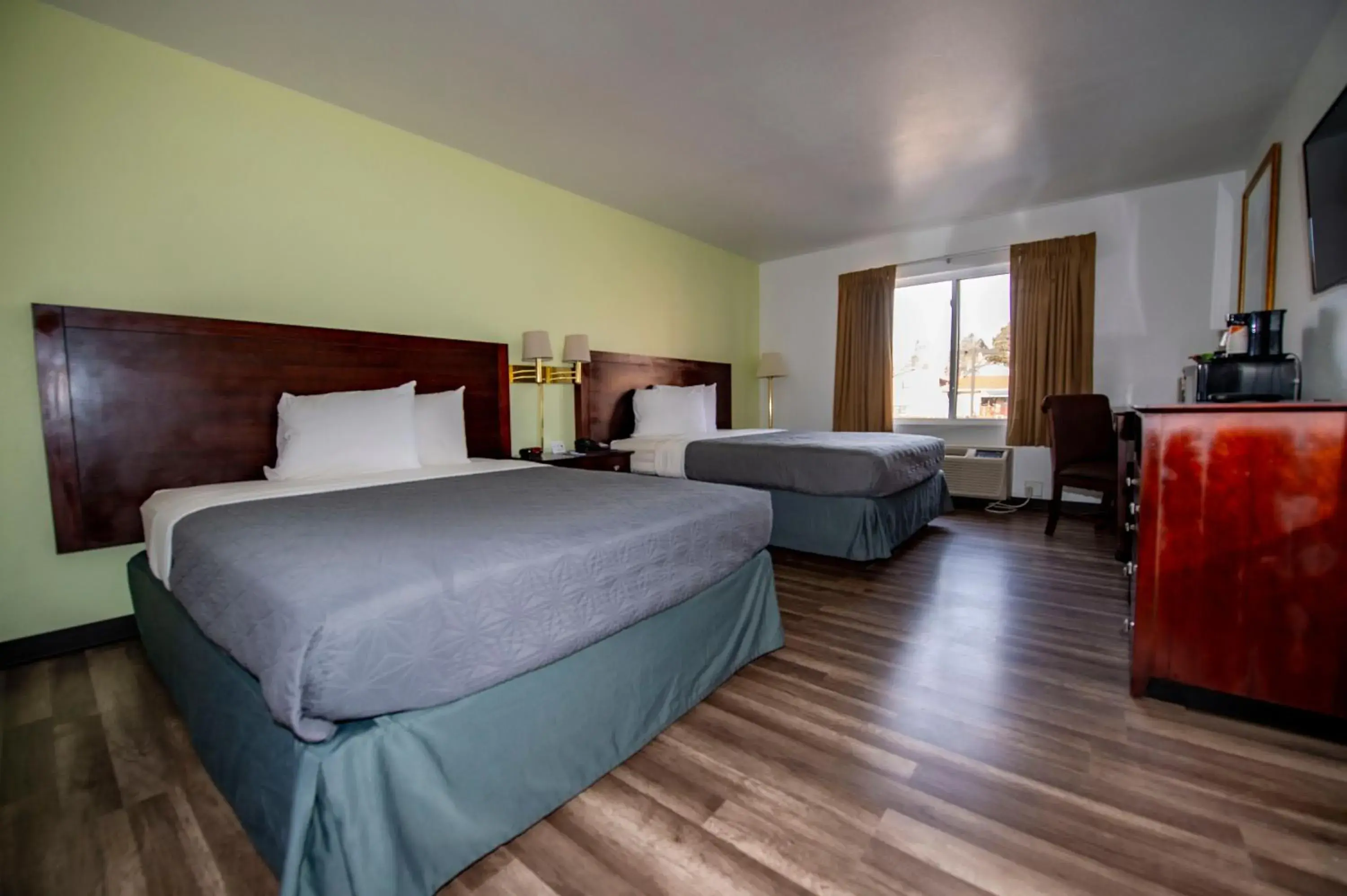 Bed in Rodeway Inn Central Colorado Springs Bed in Rodeway Inn Central Colorado Springs