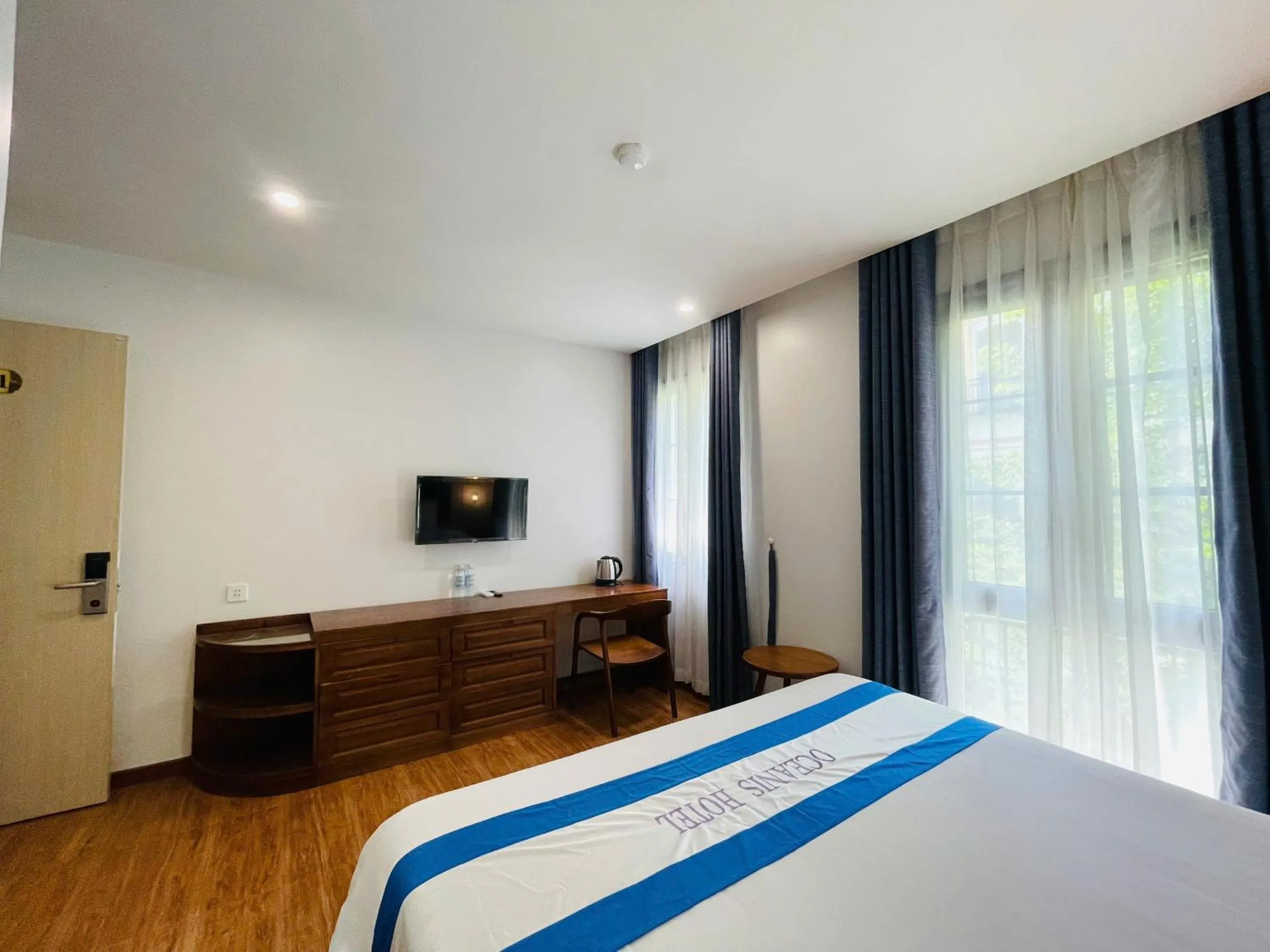 Bedroom, Bed in Oceanis Hotel