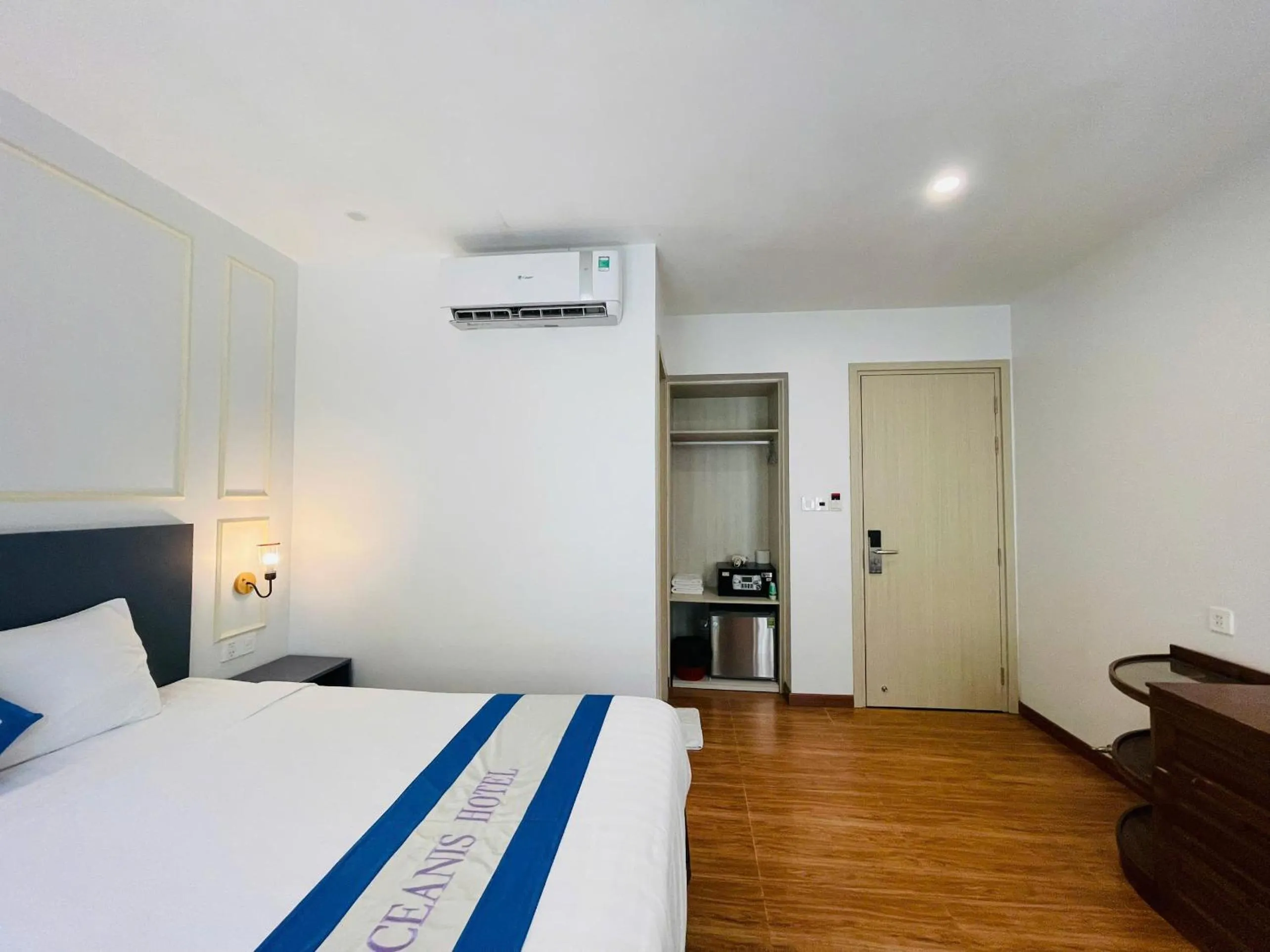 Bedroom, Bed in Oceanis Hotel