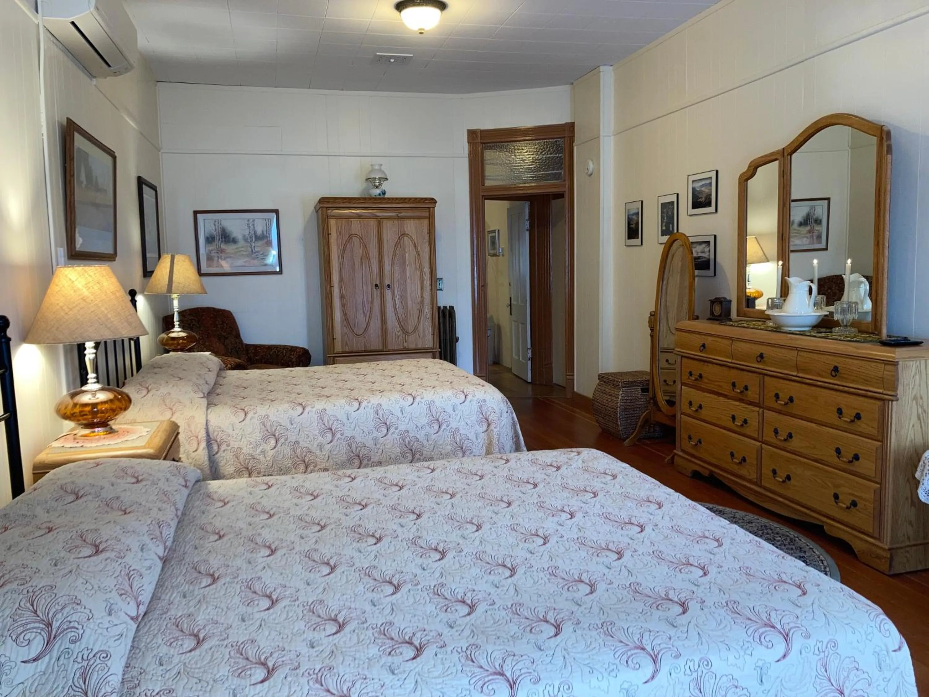 Bed in Historic Capitol Hotel Vacation Suites Downtown