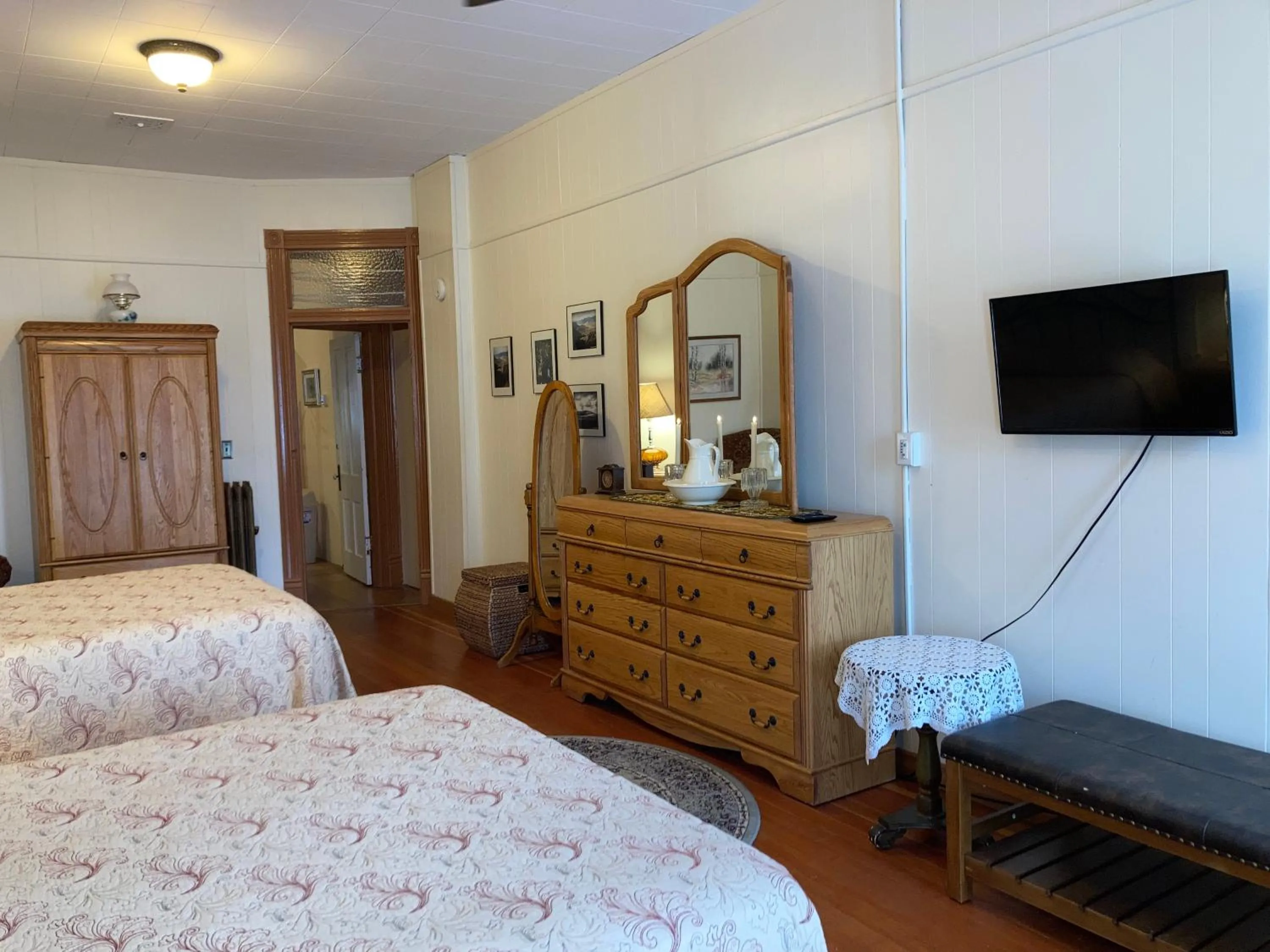 Bed in Historic Capitol Hotel Vacation Suites Downtown