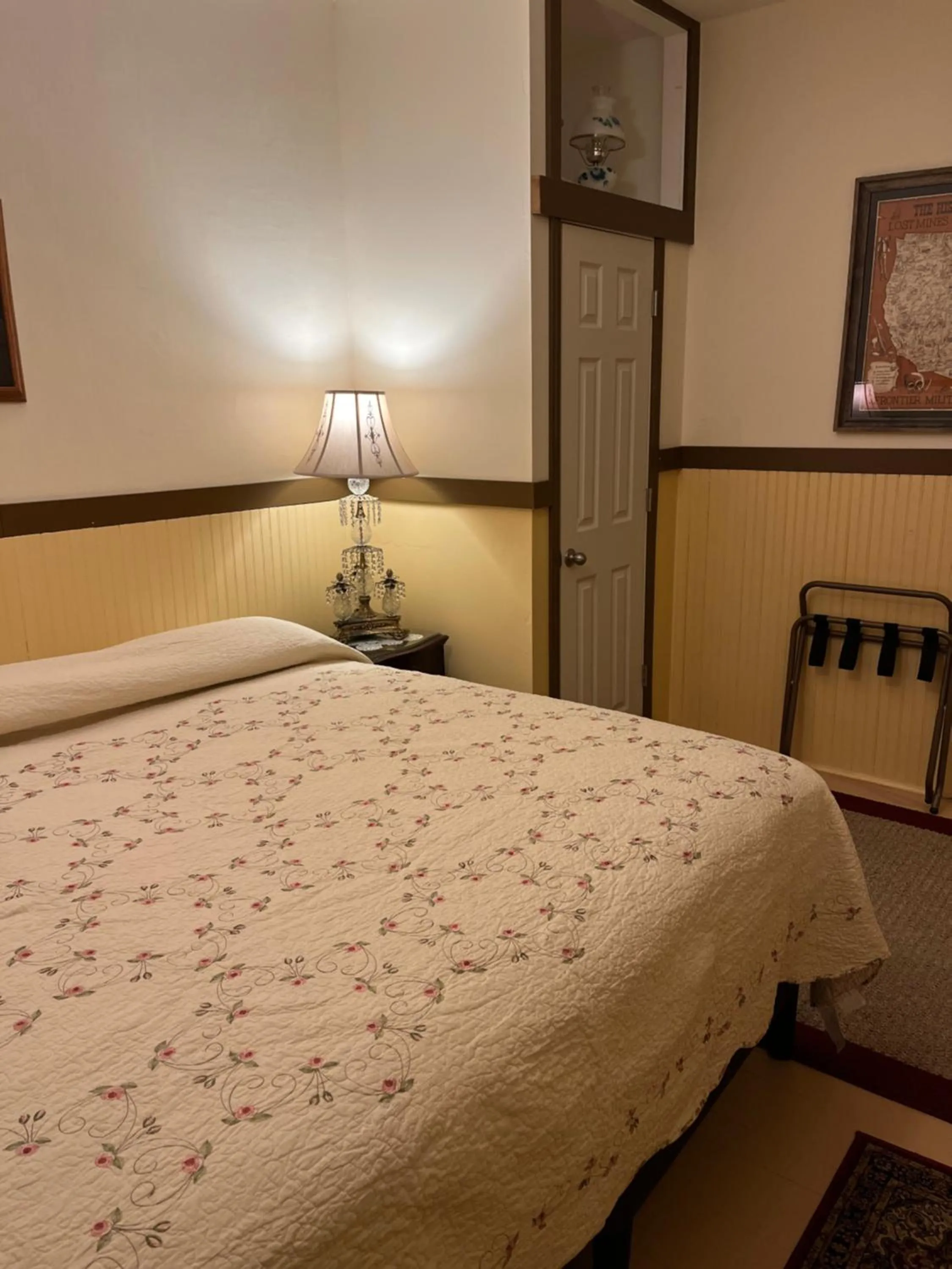 Bed in Historic Capitol Hotel Vacation Suites Downtown