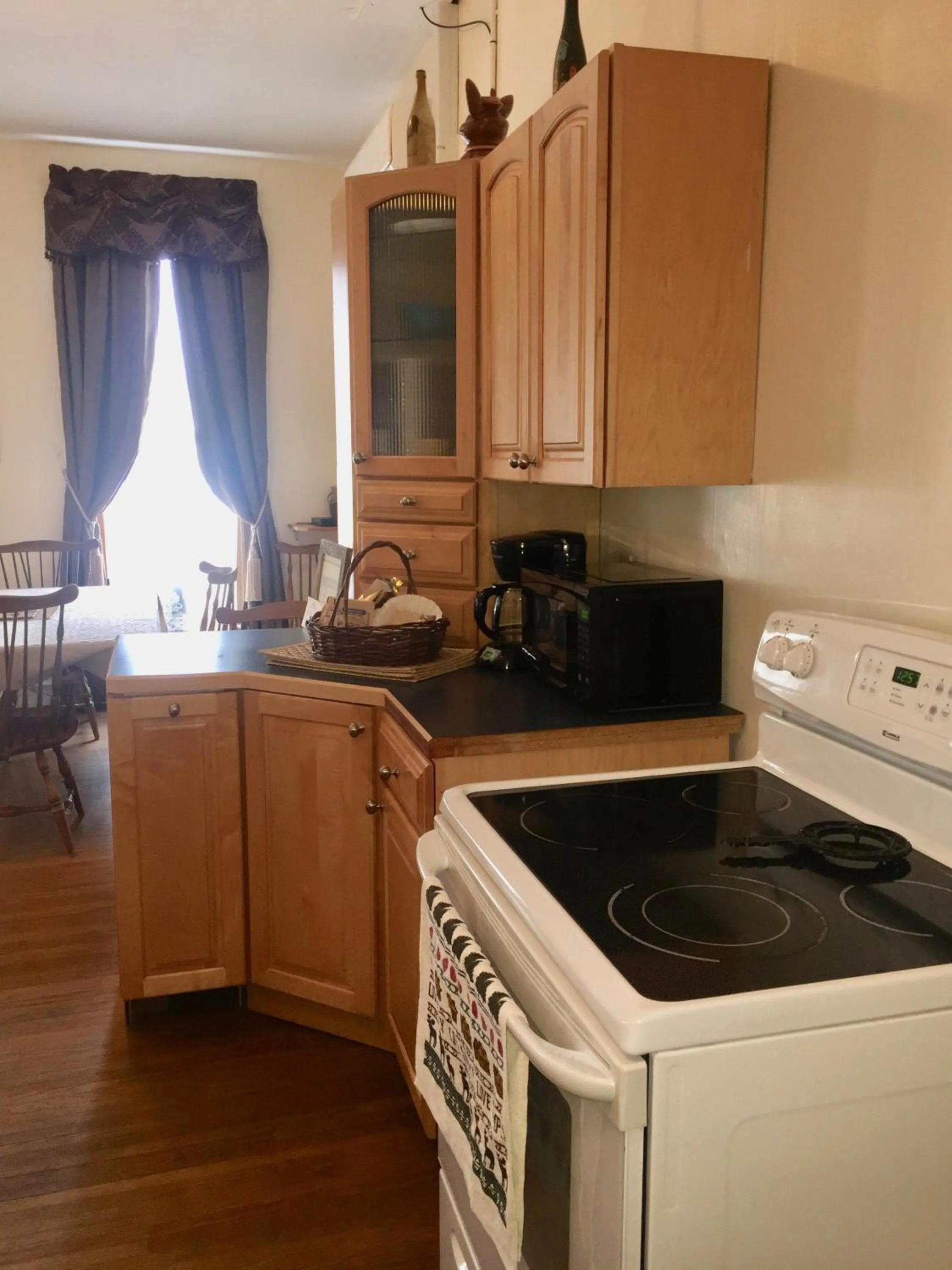 Kitchen or kitchenette in Historic Capitol Hotel Vacation Suites Downtown