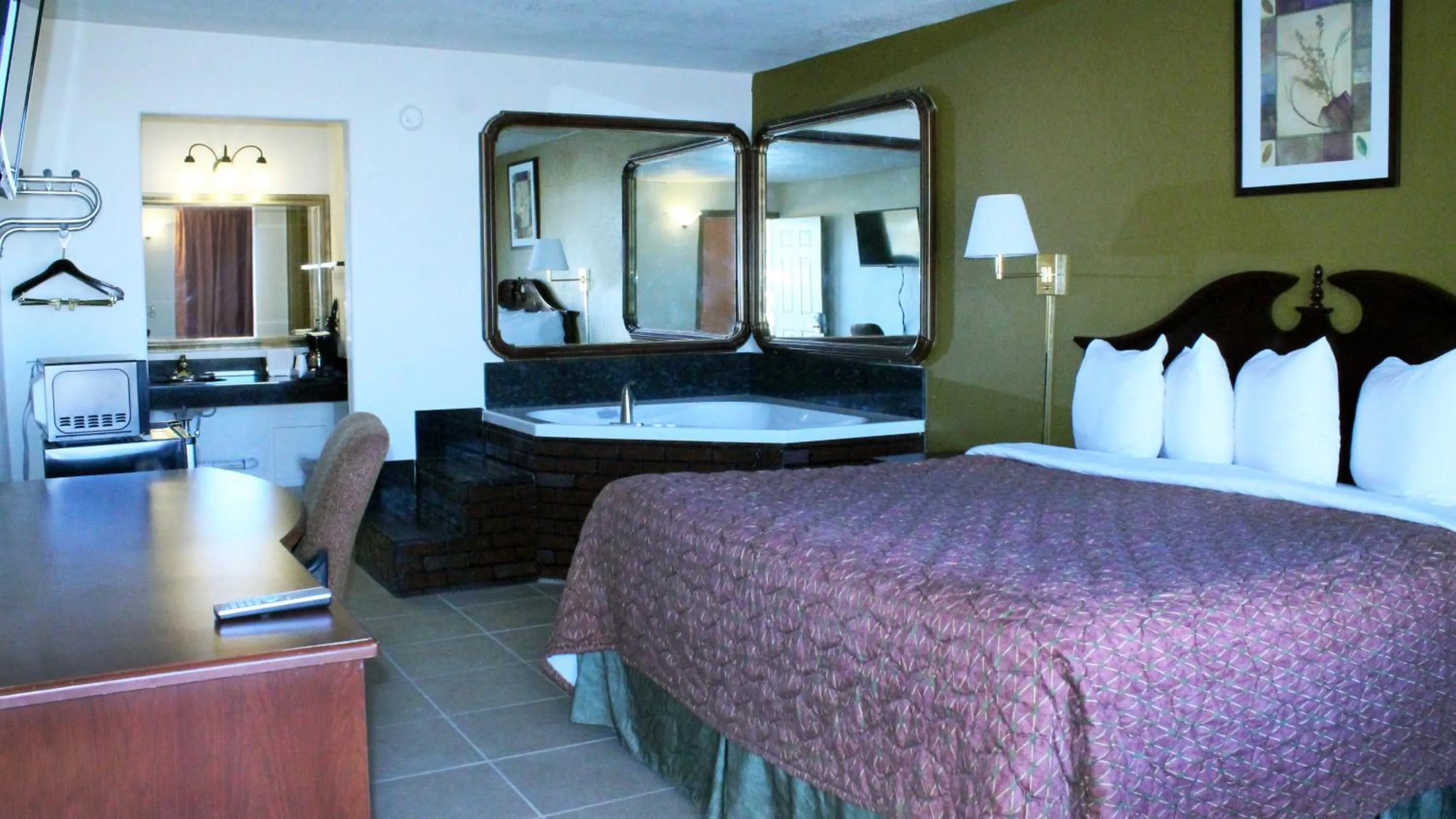 Photo of the whole room, Bed in Royal Inn & Suites