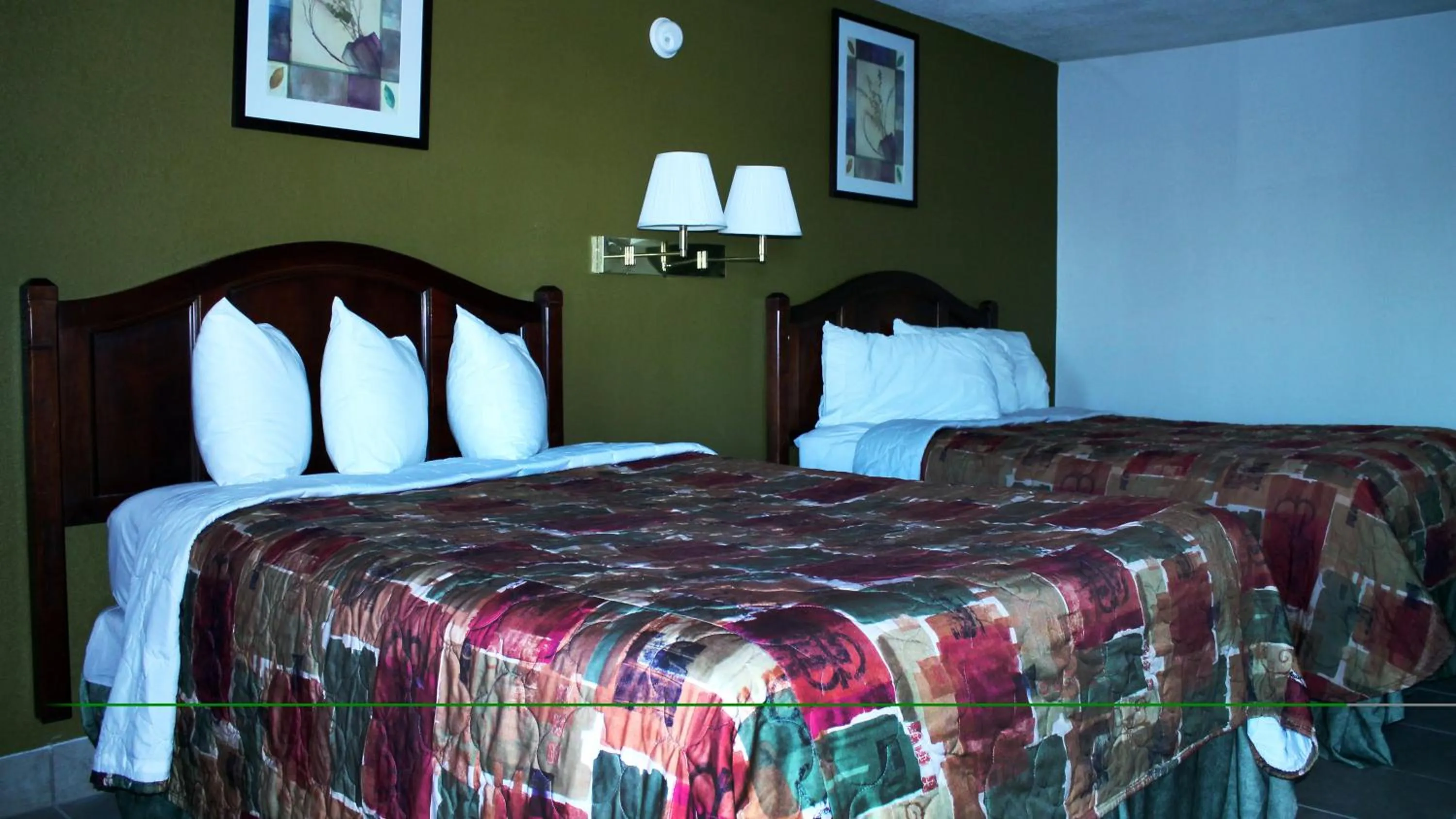 Bed in Royal Inn & Suites