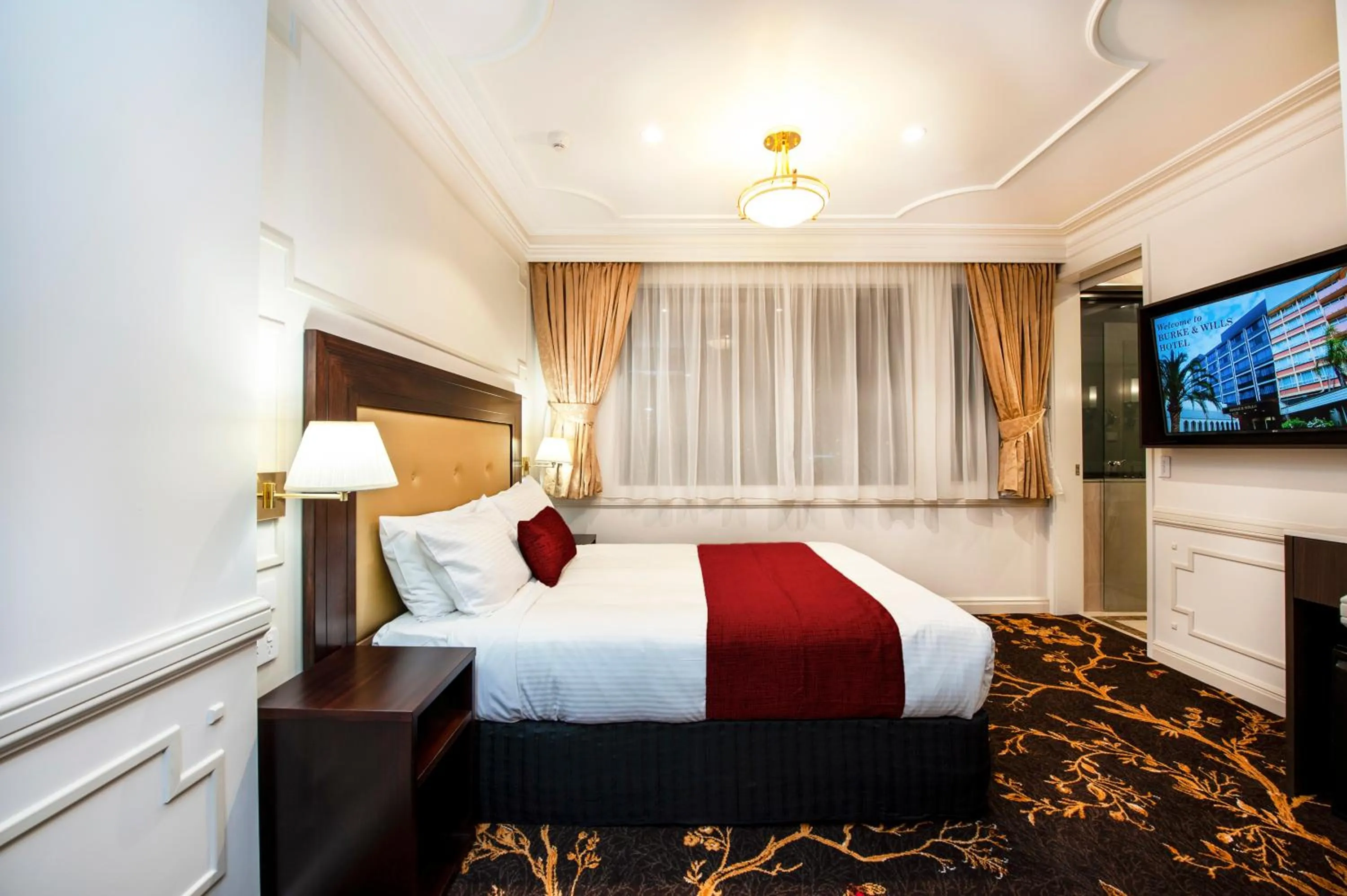 Bed in Burke and Wills Hotel Toowoomba