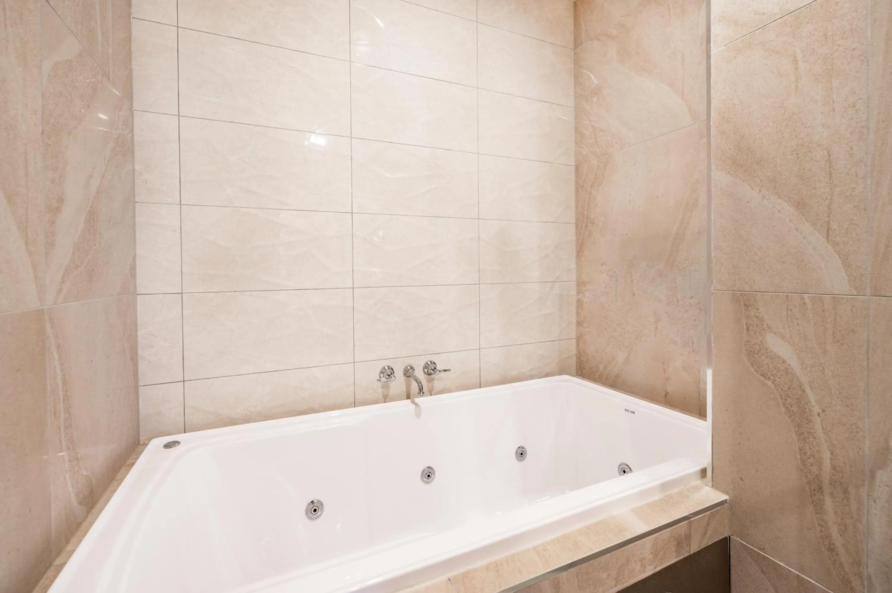 Bathroom in Burke and Wills Hotel Toowoomba