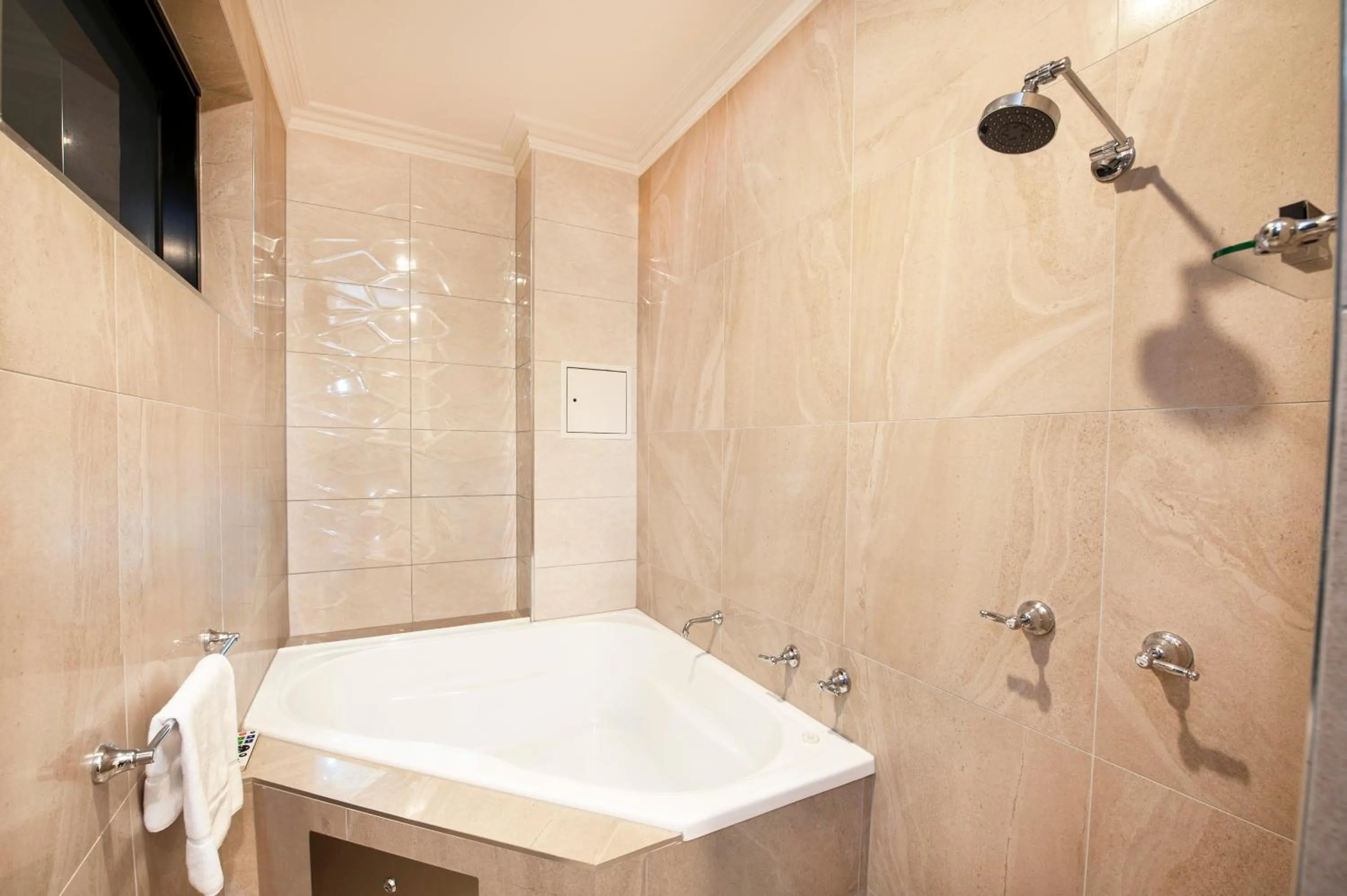 Shower in Burke and Wills Hotel Toowoomba