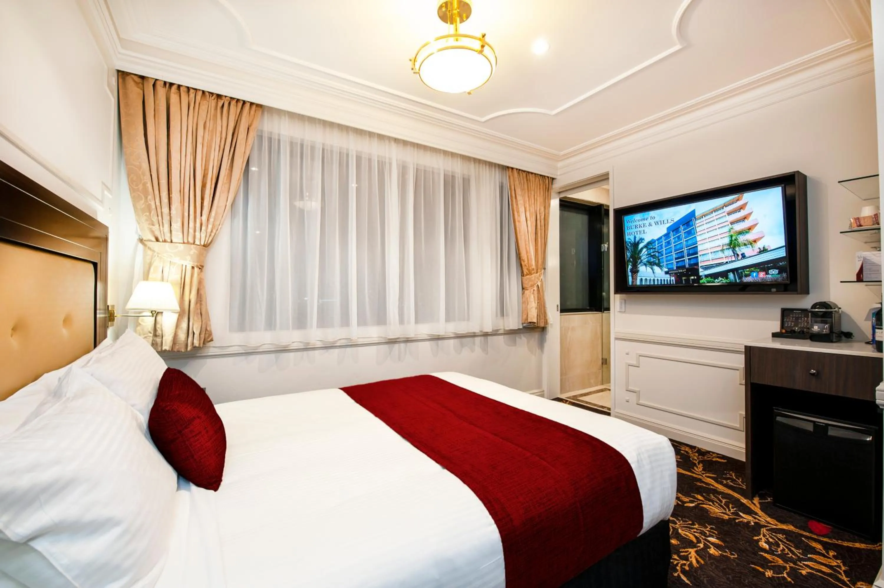 Bed in Burke and Wills Hotel Toowoomba