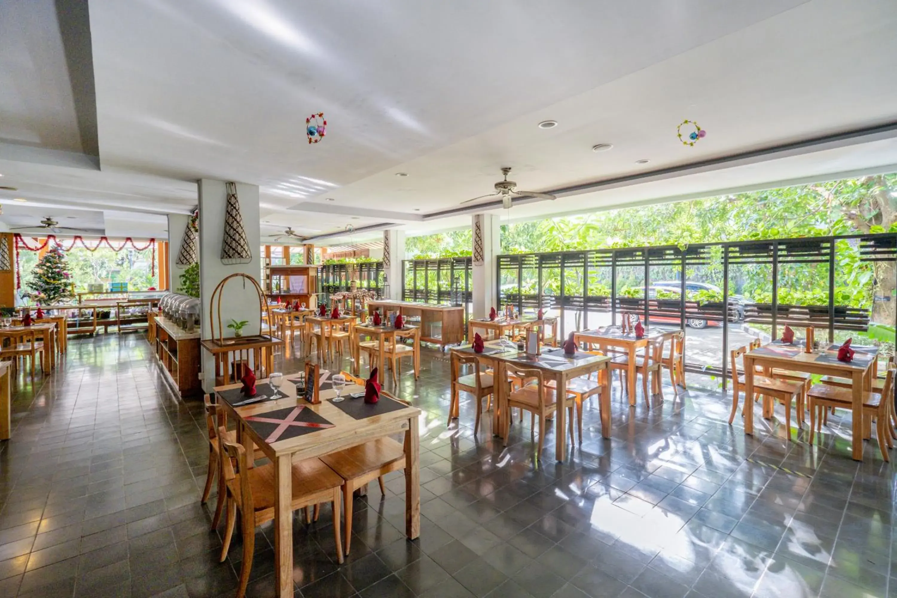 Restaurant/Places to Eat in Burza Hotel Yogyakarta