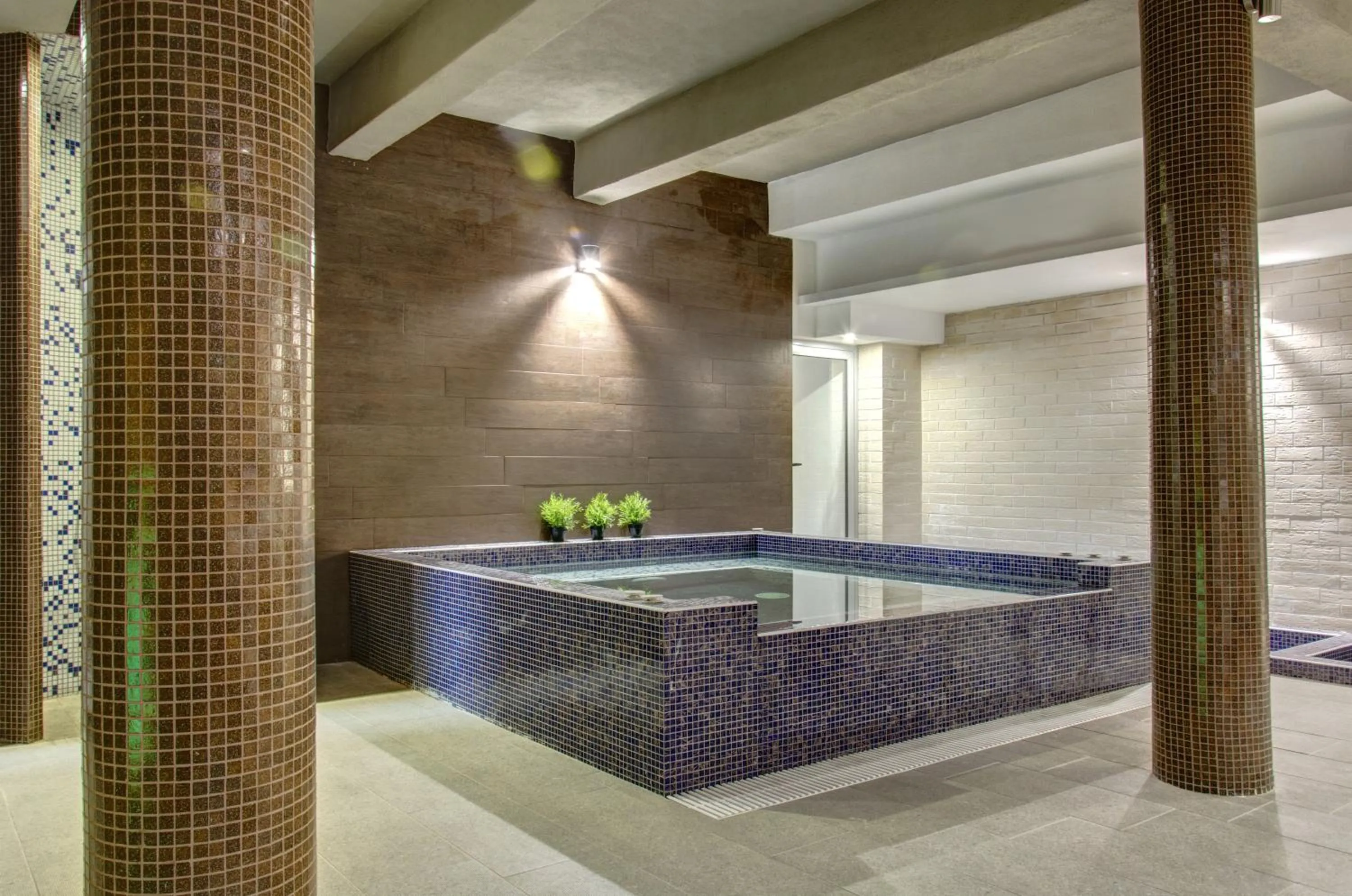 Hot Tub in Hotel Monte Cristo