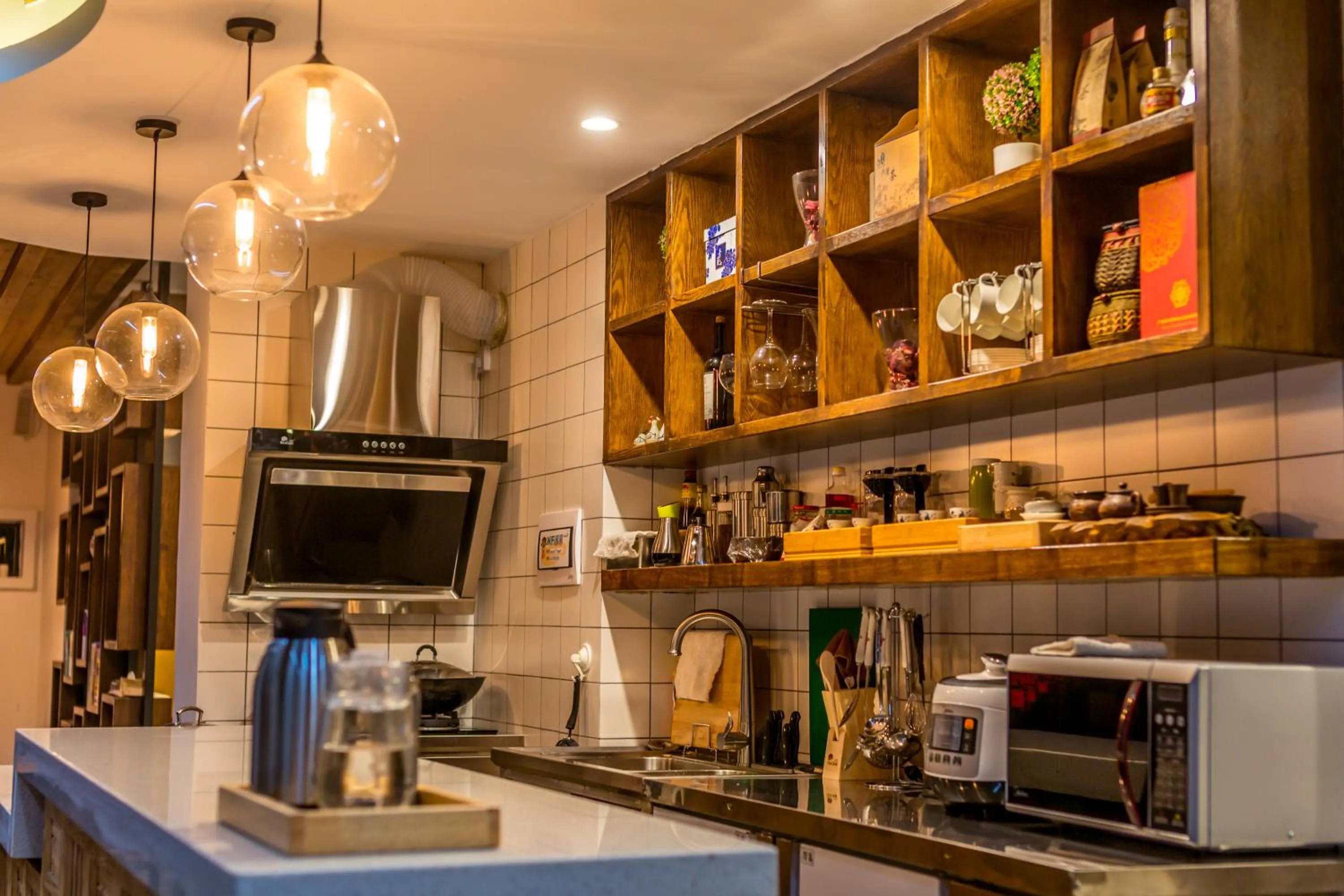 Restaurant/places to eat in Moon Flower Hotel