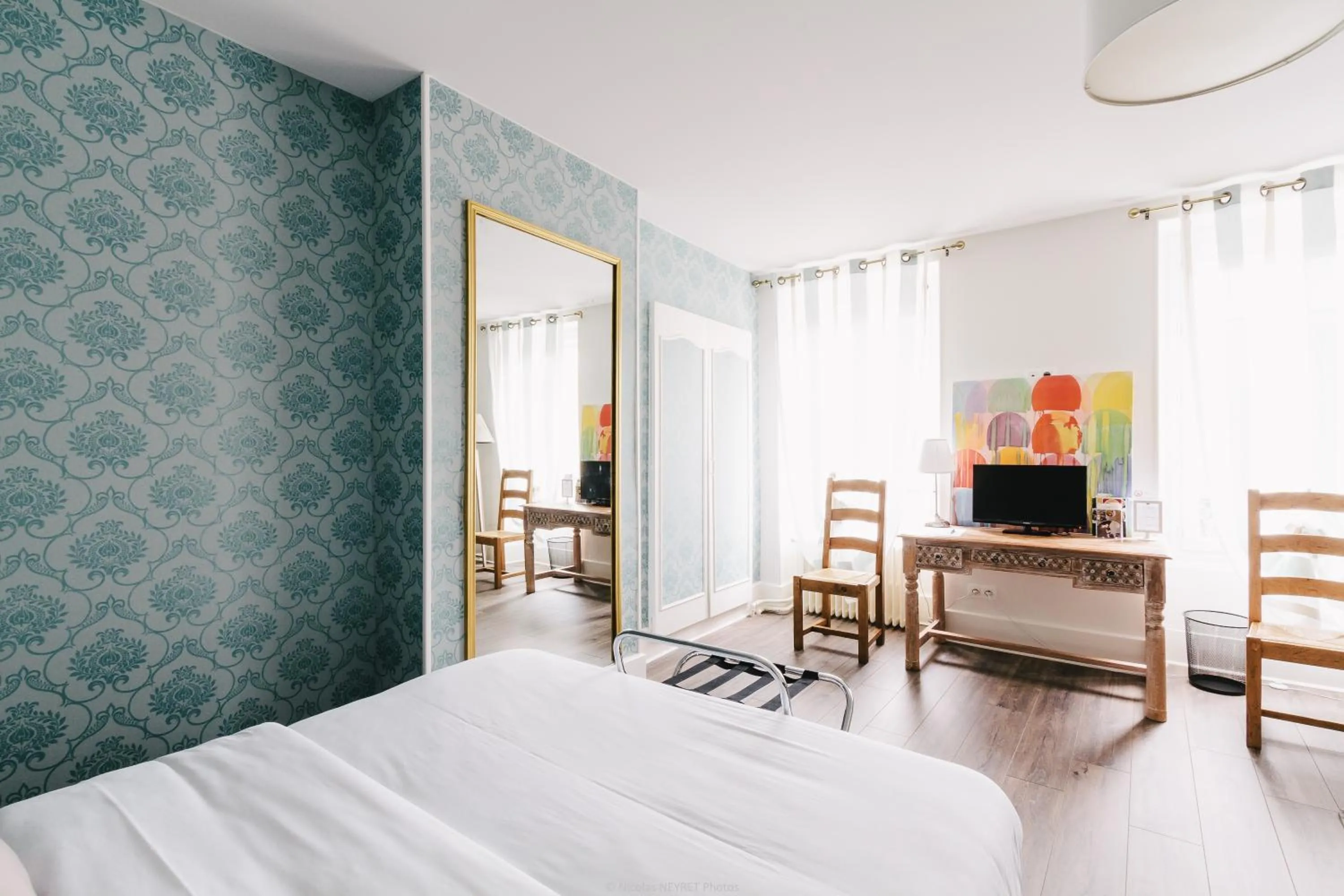 Property building, Bed in Hotel Le Central