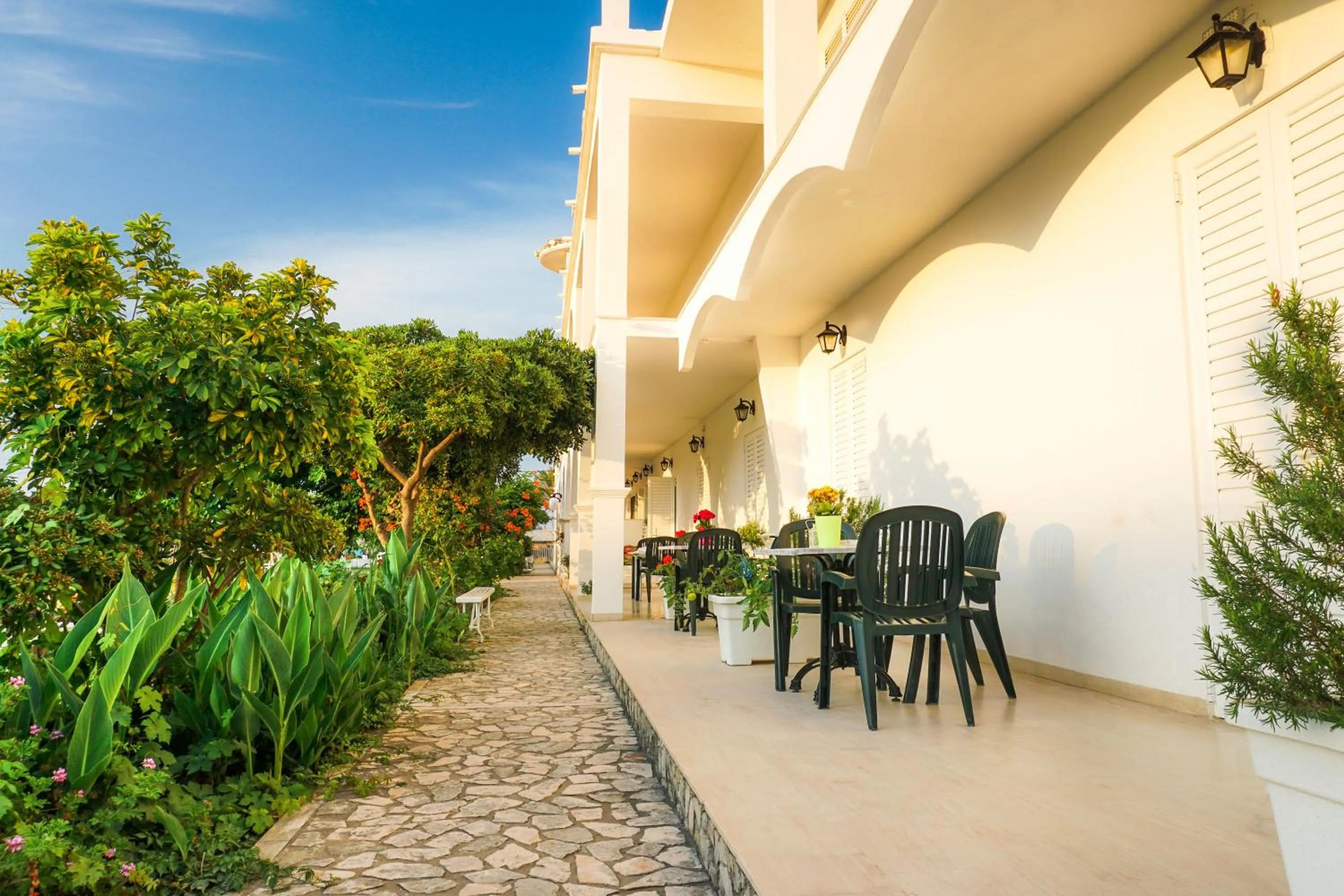 Patio in Cubaneros Holiday Inn
