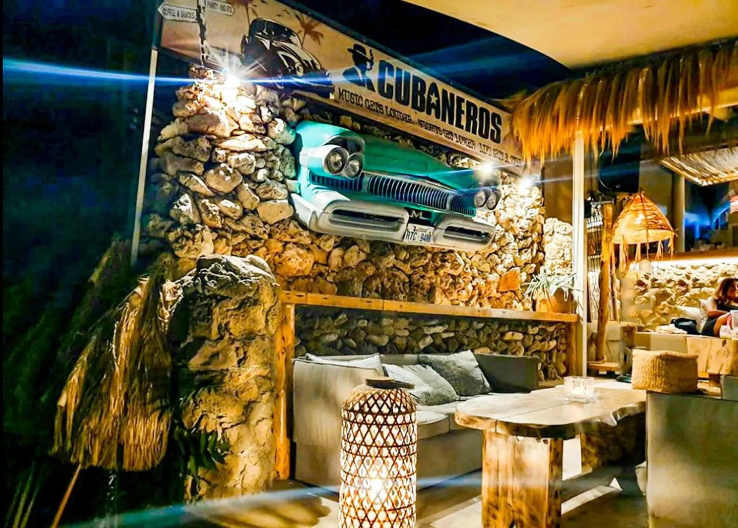 Restaurant/places to eat in Cubaneros Holiday Inn