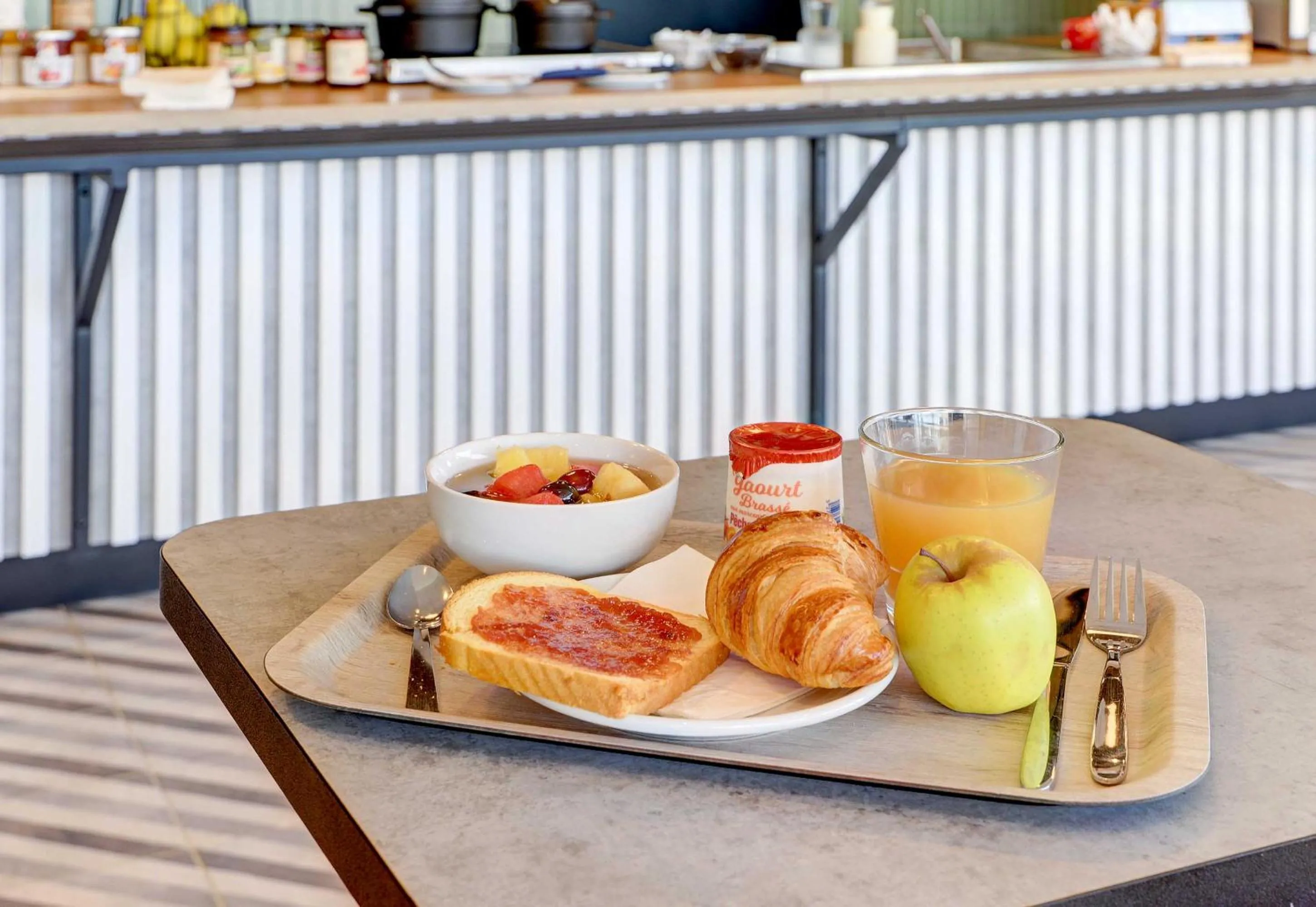 Buffet breakfast in B&B HOTEL Moulins Avermes