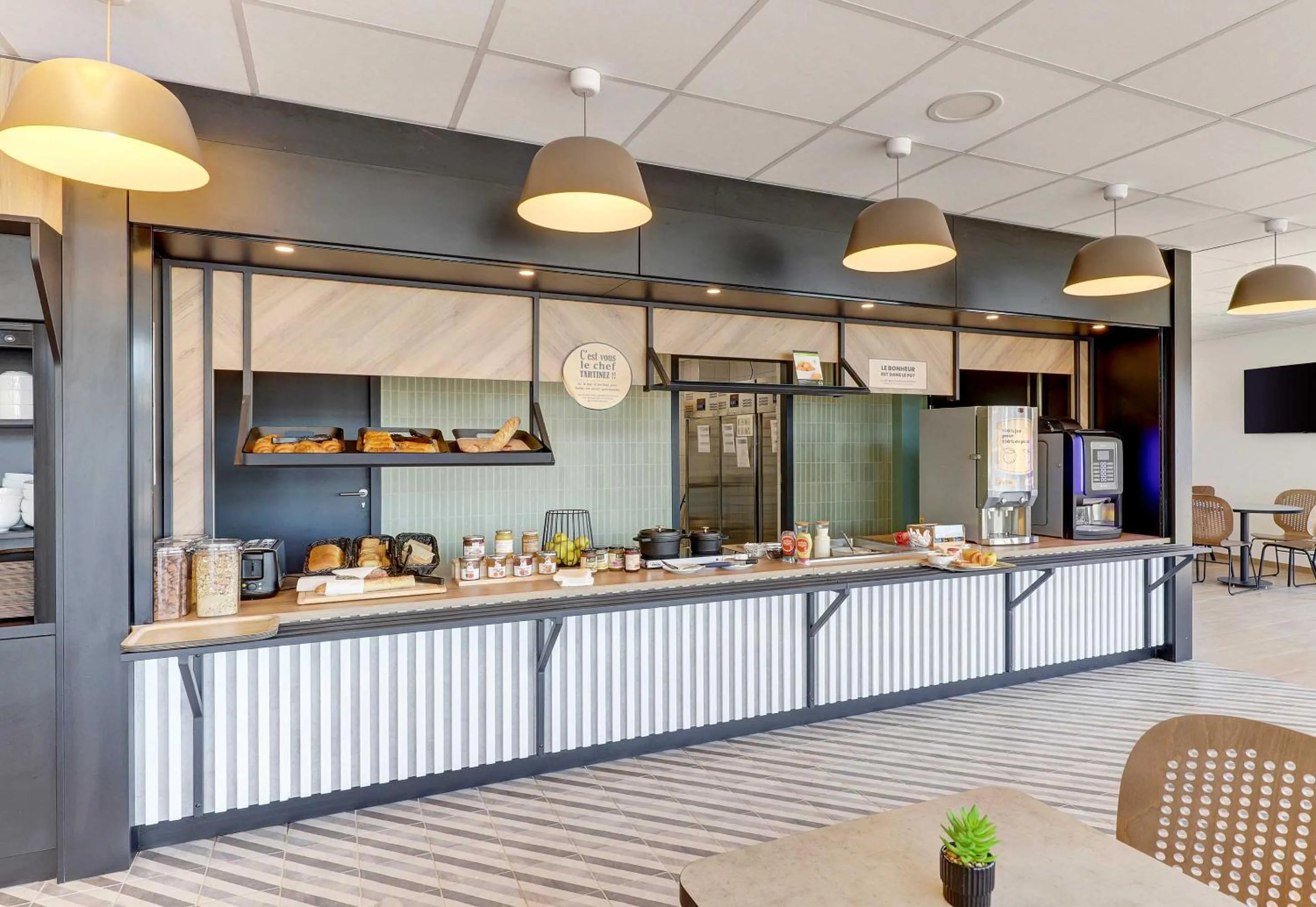 Restaurant/places to eat in B&B HOTEL Moulins Avermes