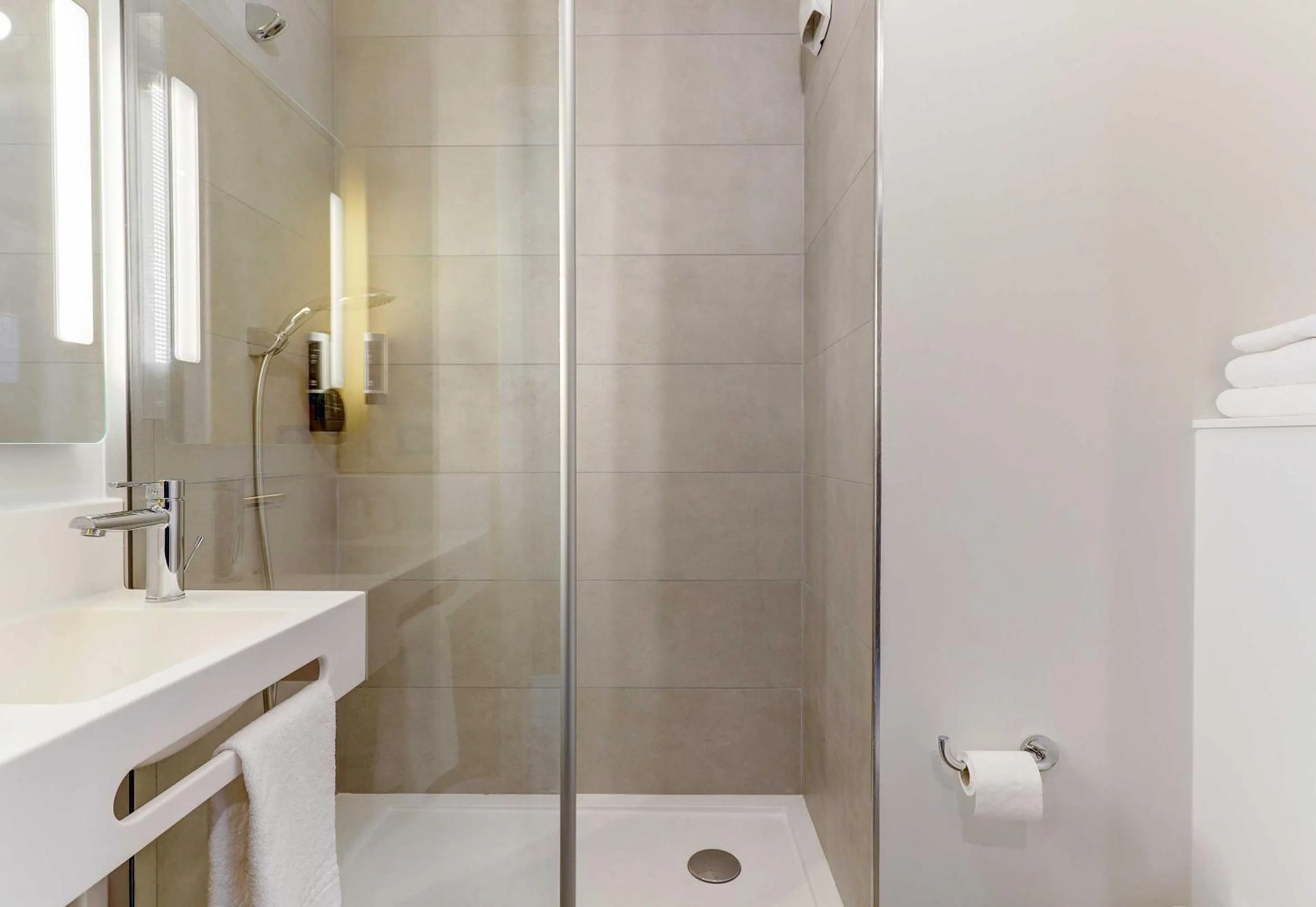 Bathroom in B&B HOTEL Moulins Avermes