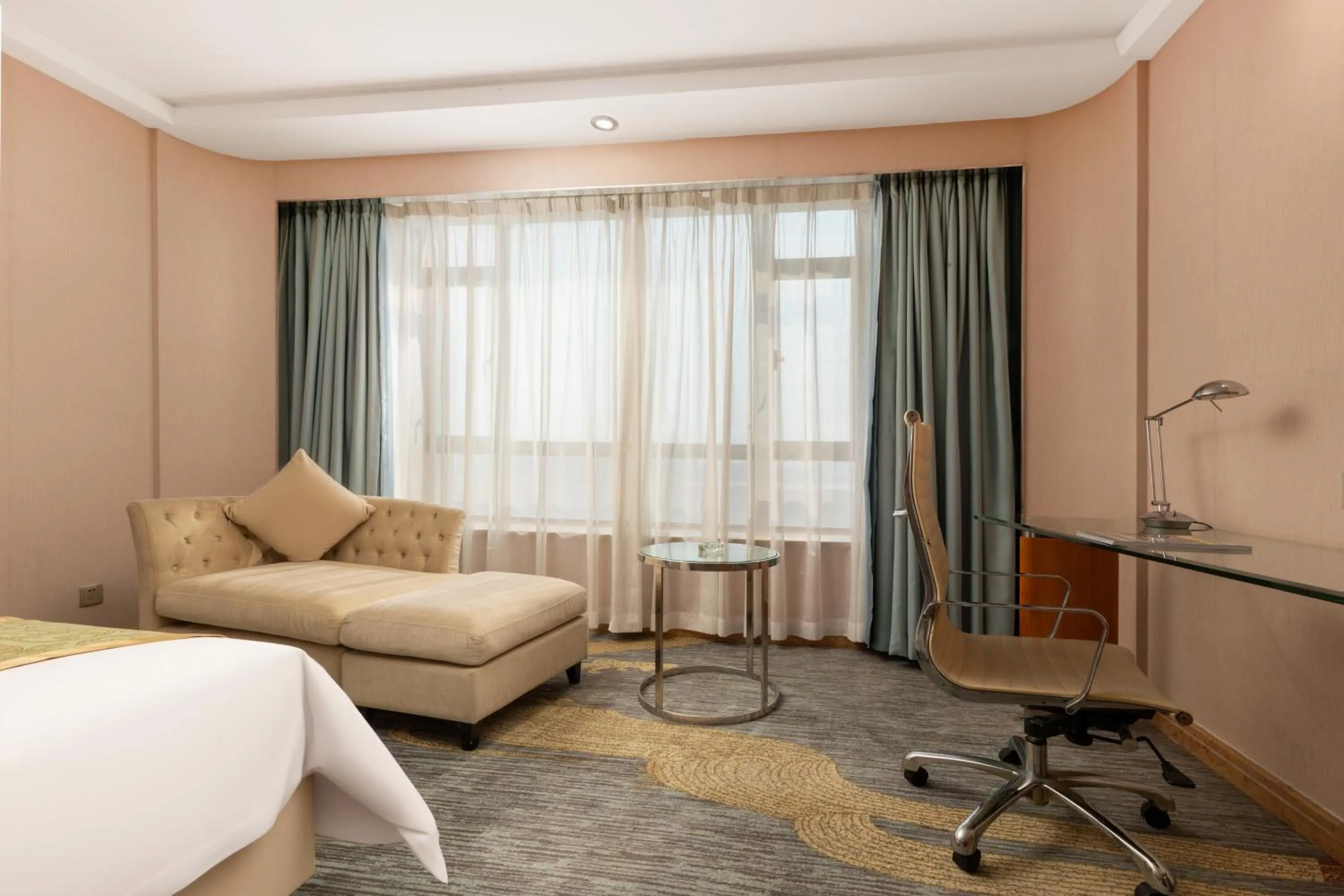 Elong Me Hotel