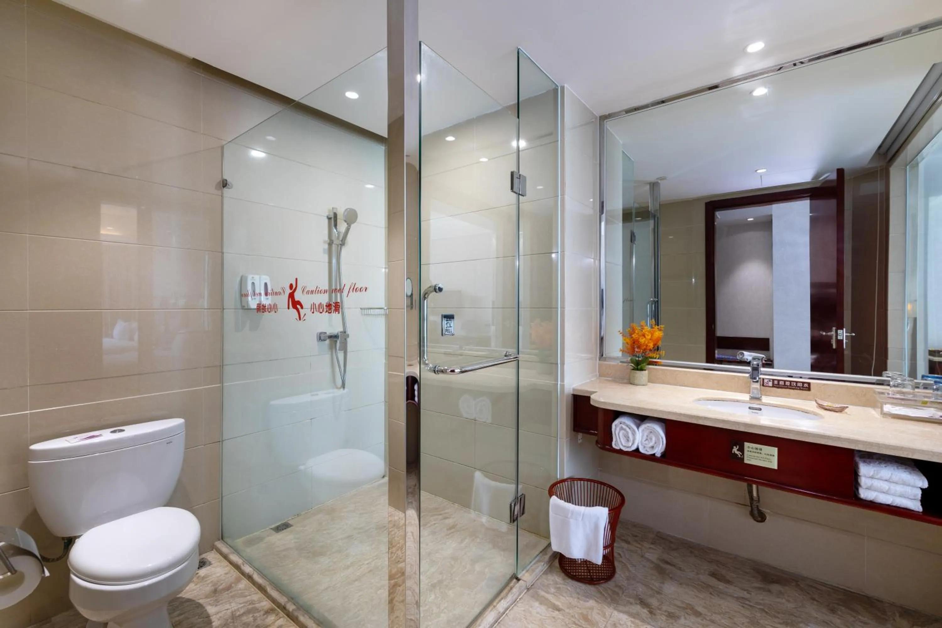 Toilet in Elong Me Hotel