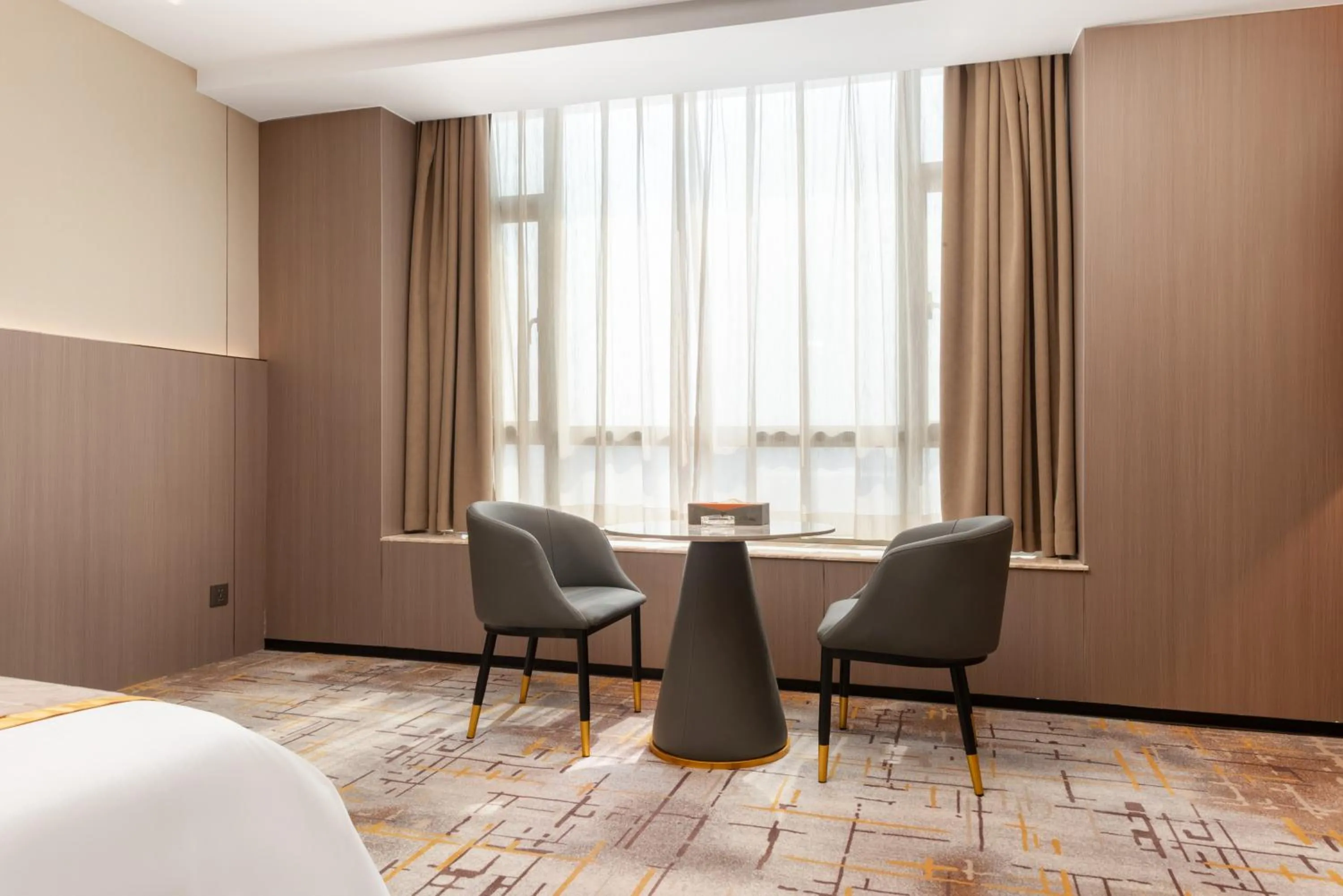 Elong Me Hotel