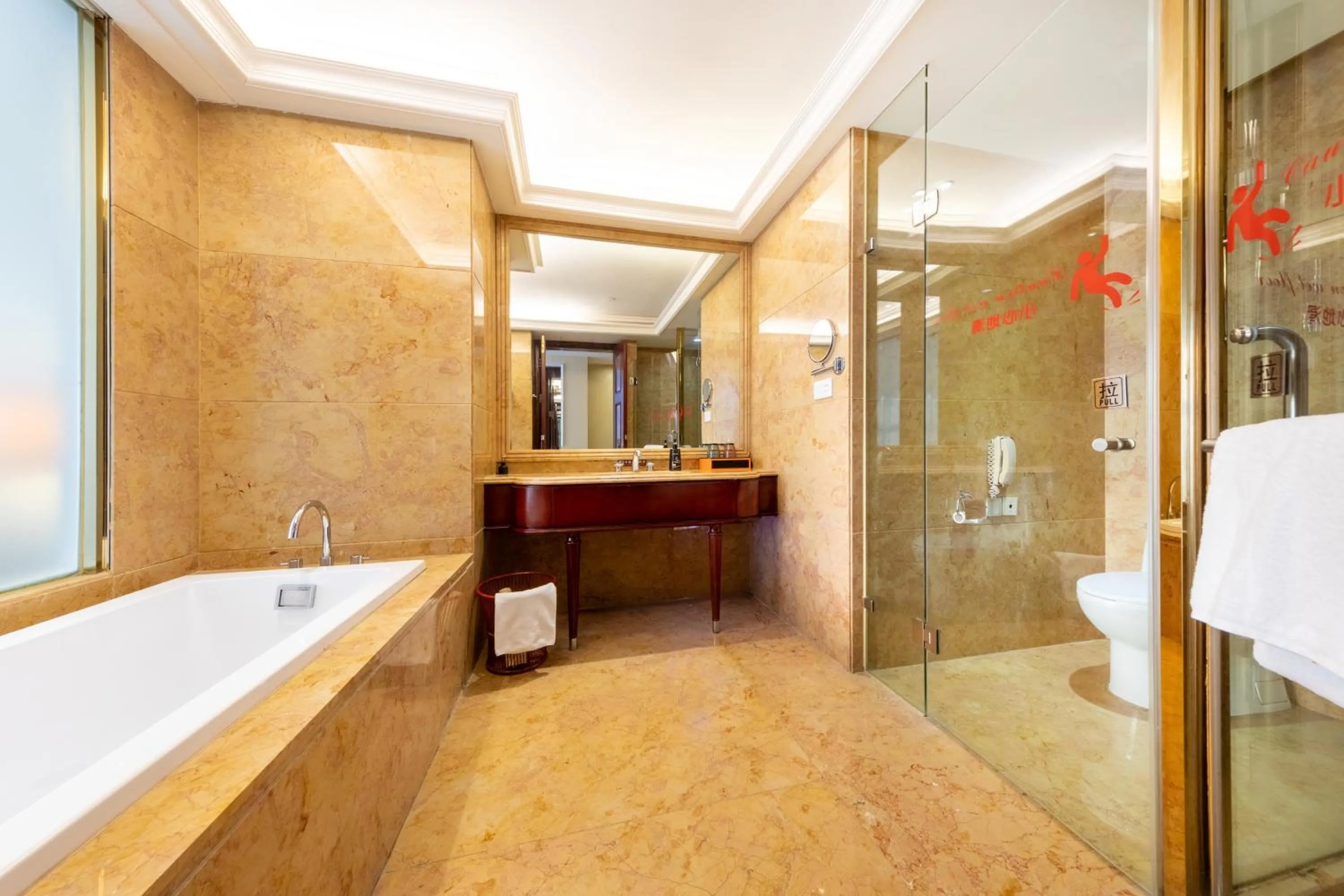 Elong Me Hotel