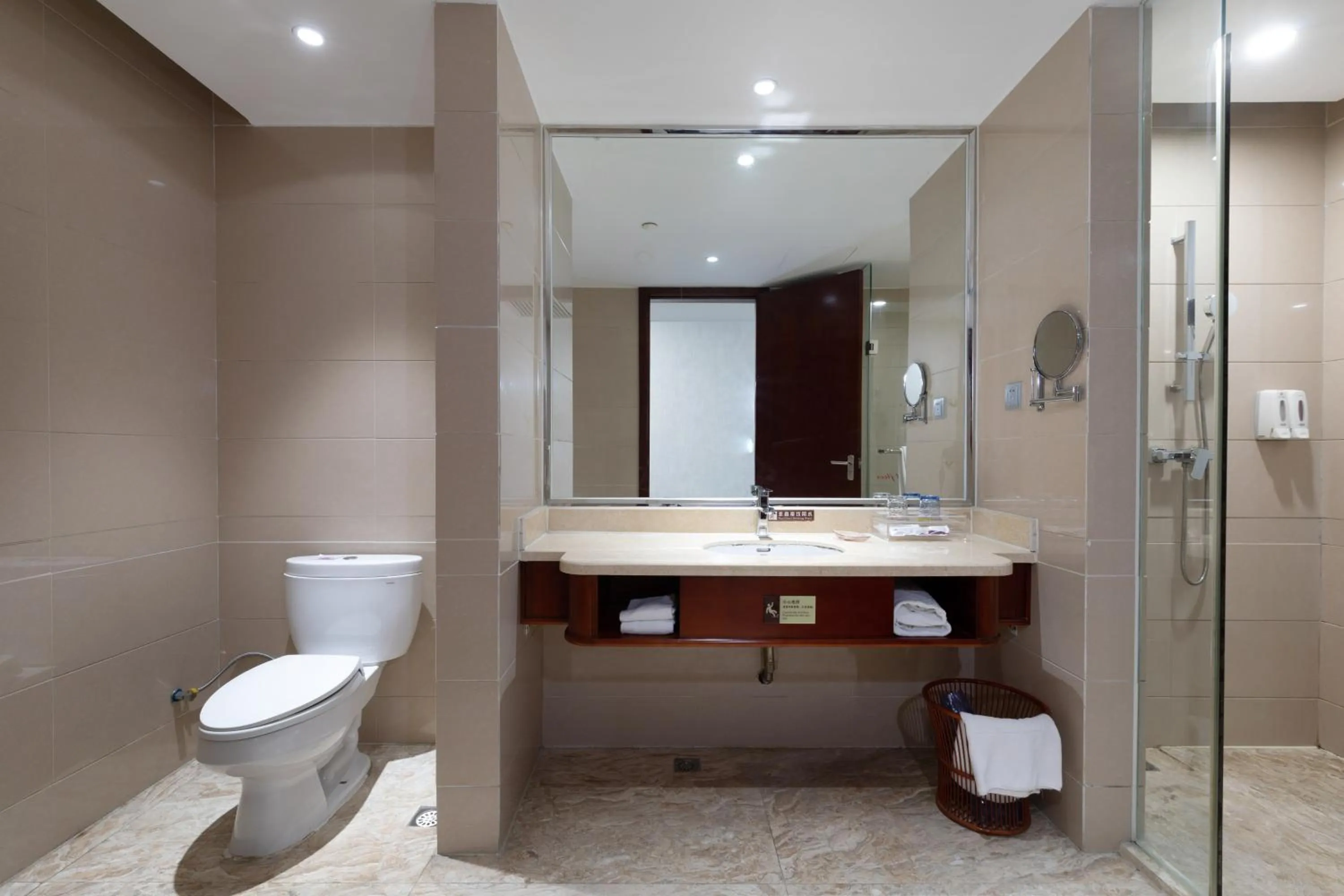 Toilet in Elong Me Hotel